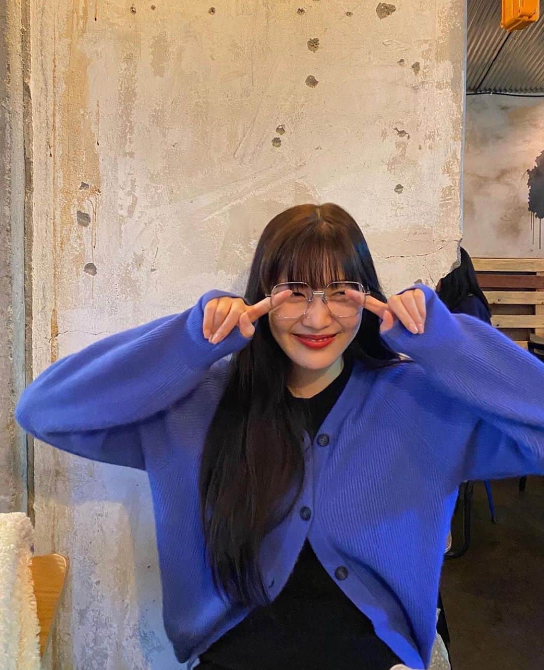 ジョイ（ファンアカウント）のインスタグラム：「200125 JOY - Instagram Story + Post updates — blue looks good on her💙 _ #REDVELVET#JOY#레드벨벳#조이 © owner」