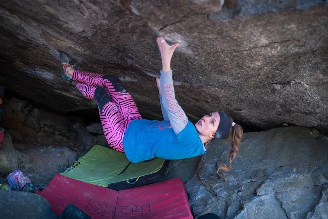 カロリーネ・ジンフーバーのインスタグラム：「when you came to flash and the 2nd move defeated you 😅 #ooops 📷 @fabian.leu in ‚Willenberg Dach‘ @sosolid_official @frictionlabs @scarpa_at @belmezattitude @natureclimbing . . . . . . #climbing #klettern #bouldering #bouldern #swiss #schweiz #chironico #outdoor #nature #leggings #training #iloooveit #climbing_is_my_life #climbing_lovers #climbing_is_my_passion」