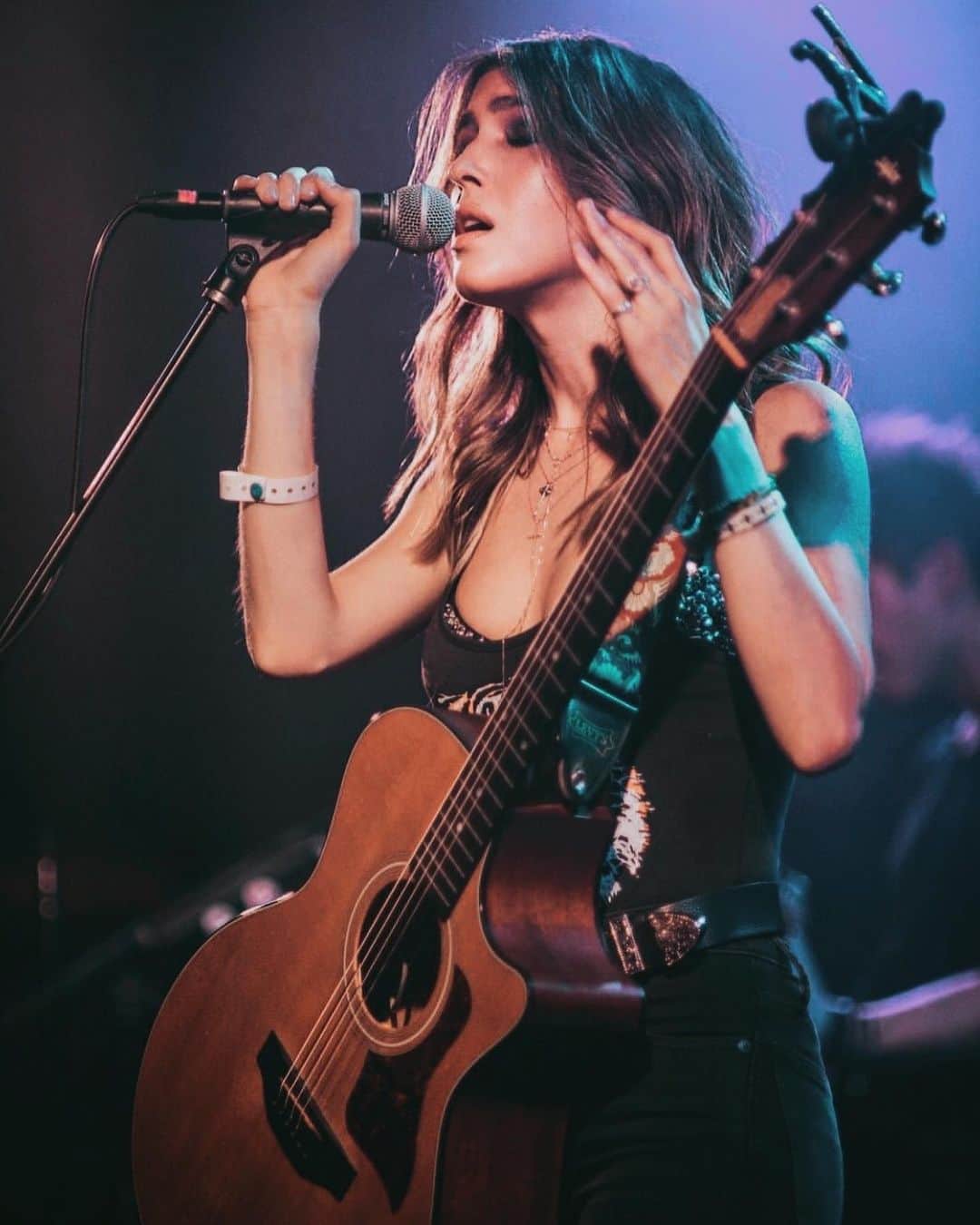 ケイト・ボイージェルのインスタグラム：「could NOT be more excited to announce that I’ll be playing in LONDON on May 5th! Me & @tylerhilton can’t wait to get back across the pond and see you all at @nellslondon 🎶🇬🇧 head to the link in my bio to get your tickets and VIP meet & greets!! 🎫 who’s coming?! https://nells.co.uk/gig/tyler-hilton-kate-voegele/ photo by @jus10h」
