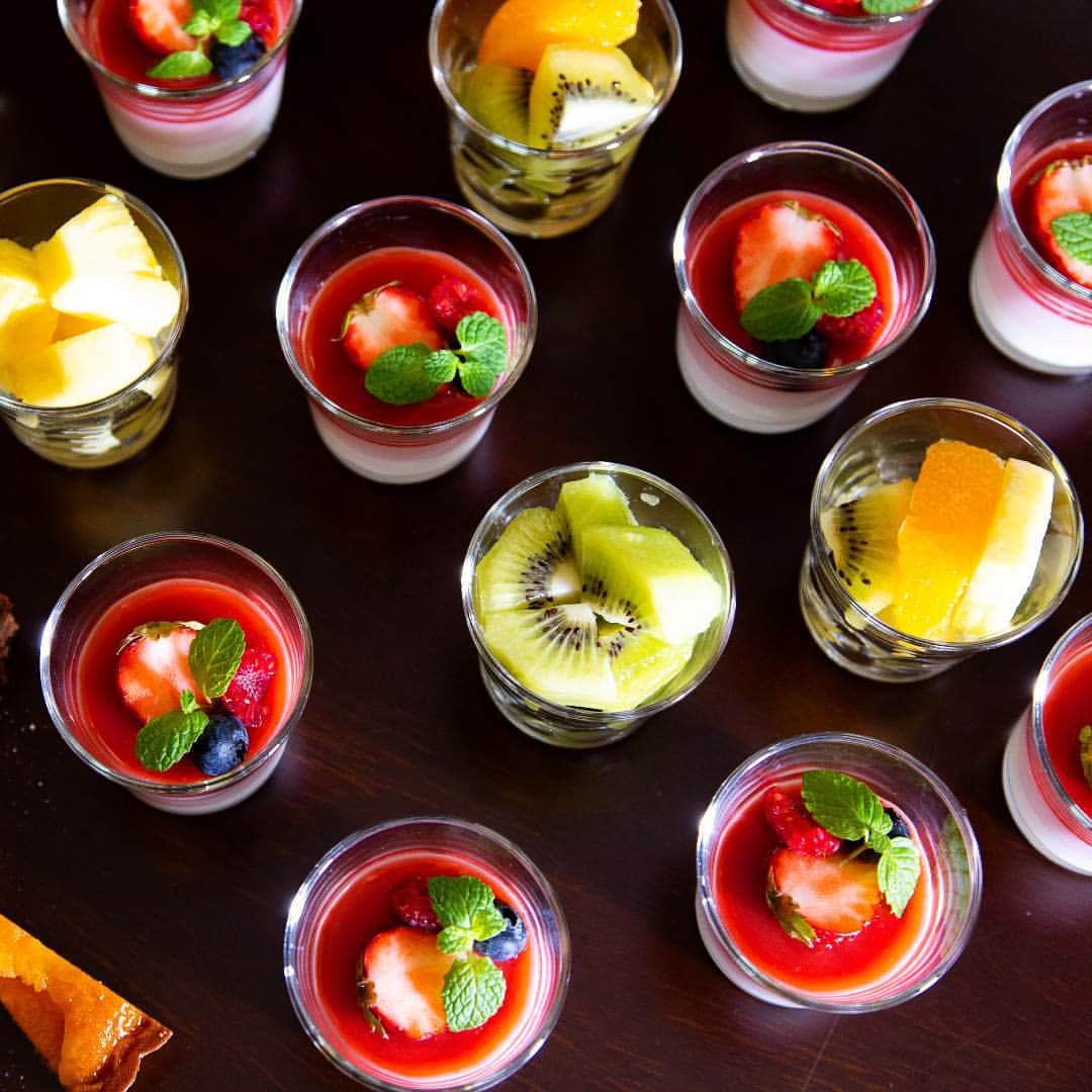 ホテルモントレグループさんのインスタグラム写真 - (ホテルモントレグループInstagram)「朝からこんなプチご褒美はいかがですか？ホテルモントレ大阪では、メニュー豊富なビュッフェスタイルでみなさまの朝を応援しています！ . Lovely fruits and sweets at our buffet breakfast! . #hotelmontereyosaka #hotelmonterey #hotel #osaka #buffet #breakfast #sweets #umeda #japan_of_insta #morningbuffet #hotelbreakfast #ホテルモントレ大阪 #ホテルモントレ #大阪 #ホテルビュッフェ #朝食 #スイーツ #梅田 #モーニングビュッフェ #ホテル #大阪ホテル」2月13日 16時59分 - hotelmonterey