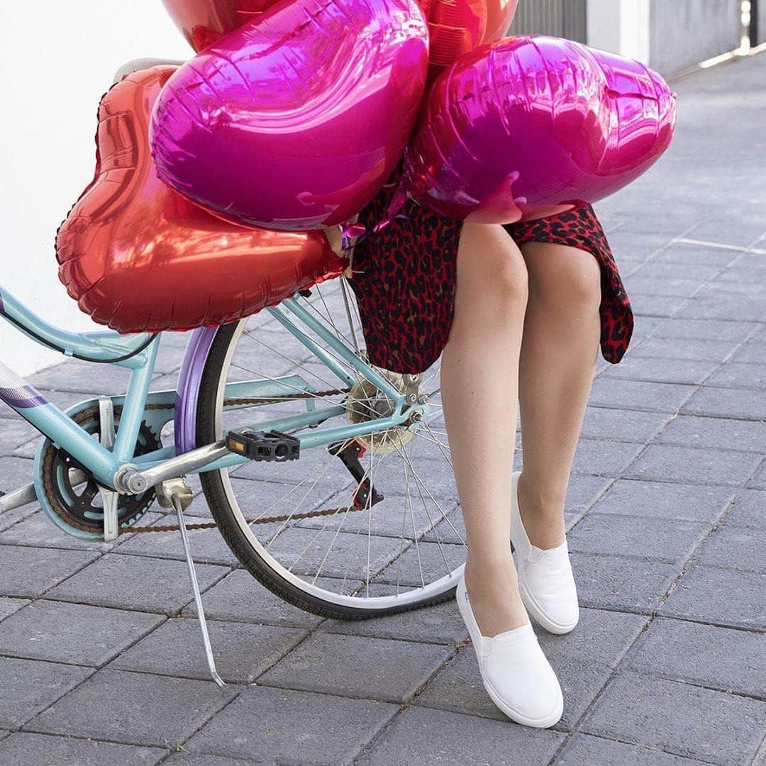 Keds Japanのインスタグラム：「repost @keds_mx⁠ ⁠ ⁠ #Keds #ladiesfirst #kedsstyle #sneakers #whitesneakers #sneakerholics #kickstagram #sneakerlover #sneakergirl #casualoutfits #womanstyle #womanfashion #ootd #outfit #casualstyle  #skirtstyle #redskirt #valentinsday⁠ #ケッズ #スニーカー #白スニーカー #カジュアルコーデ #カジュアルファッション #スニーカーコーデ #👟#💕#💘#❤️#バレンタイン #バレンタインデー」