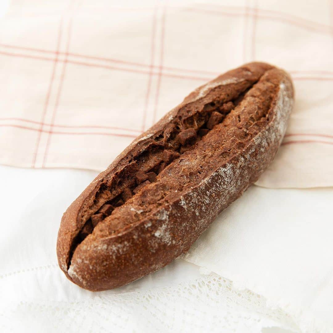 Hanako公式さんのインスタグラム写真 - (Hanako公式Instagram)「リピーターも続出！チョコ好きをうならせる自信作🐫﻿ ﻿ 〈ポール・ボキューズ・ベーカリー 大丸東京店〉の「至福の生チョコフランス」は、ココア風味のフランスパンに、ベルギー製の濃厚なチョコクリームと生チョコをたっぷりとサンド。甘過ぎないパン生地がチョコずくめの具を引き立てています🍫﻿ ﻿ #Hanako #Hanako_magazine #バターサンド #バスクチーズケーキ#固めプリン #かたいプリン  #台湾スイーツ #琥珀糖 #パフェ好き #バレンタインチョコレート #大丸東京 #東京駅カフェ #パン屋巡り #パン好き #ポールボキューズ#photoby_kenyaabe」2月13日 17時02分 - hanako_magazine