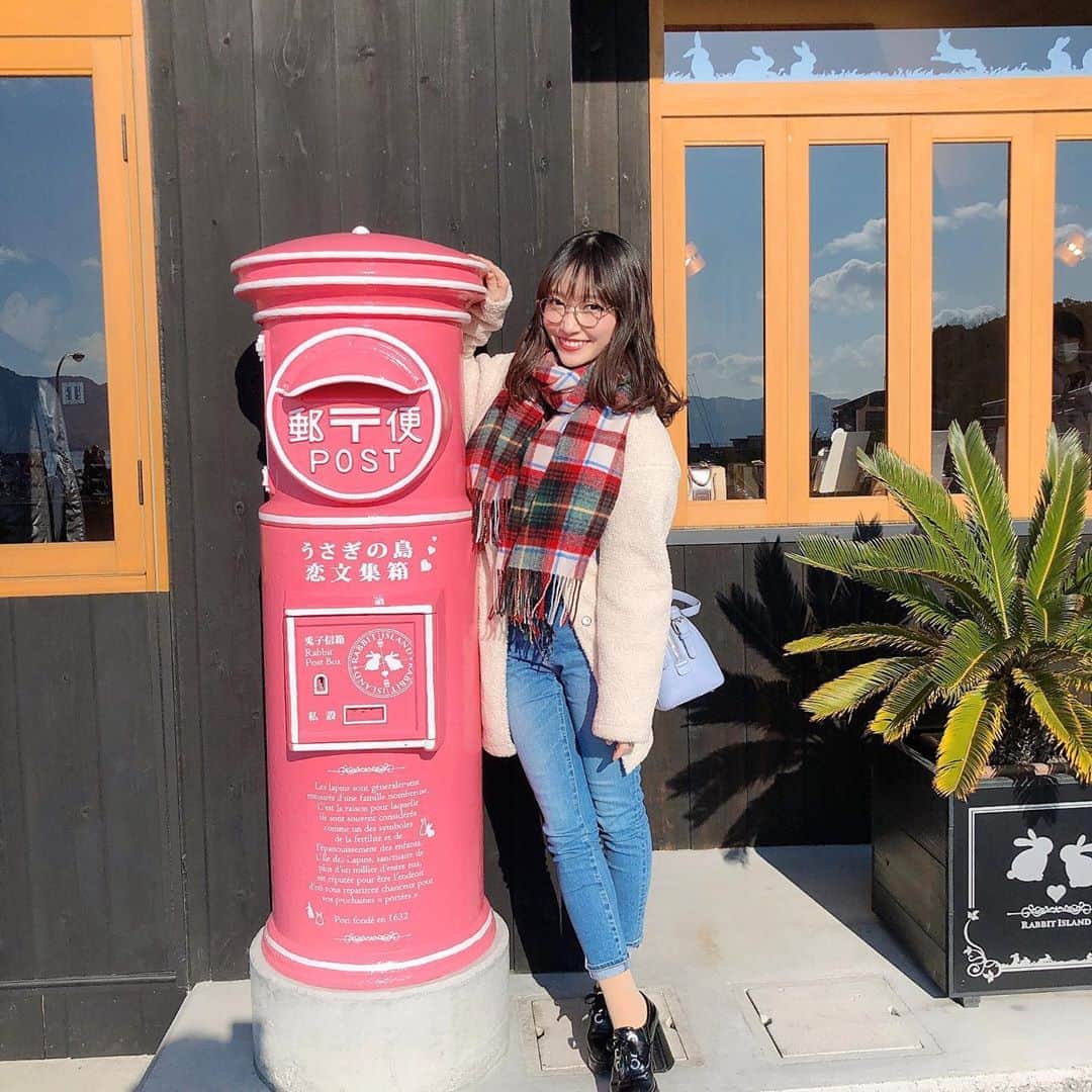 末井櫻子のインスタグラム：「． ． うさぎの島へ渡る港🐰⚓︎ ． ． ピンクのポストが可愛かった☺️ ． ． ． #忠海港  #大久野島 #うさぎの島  #うさぎの島への玄関口 🐰 #恋文集箱 #ピンクのポスト  #広島 #広島観光  #うさぎ」
