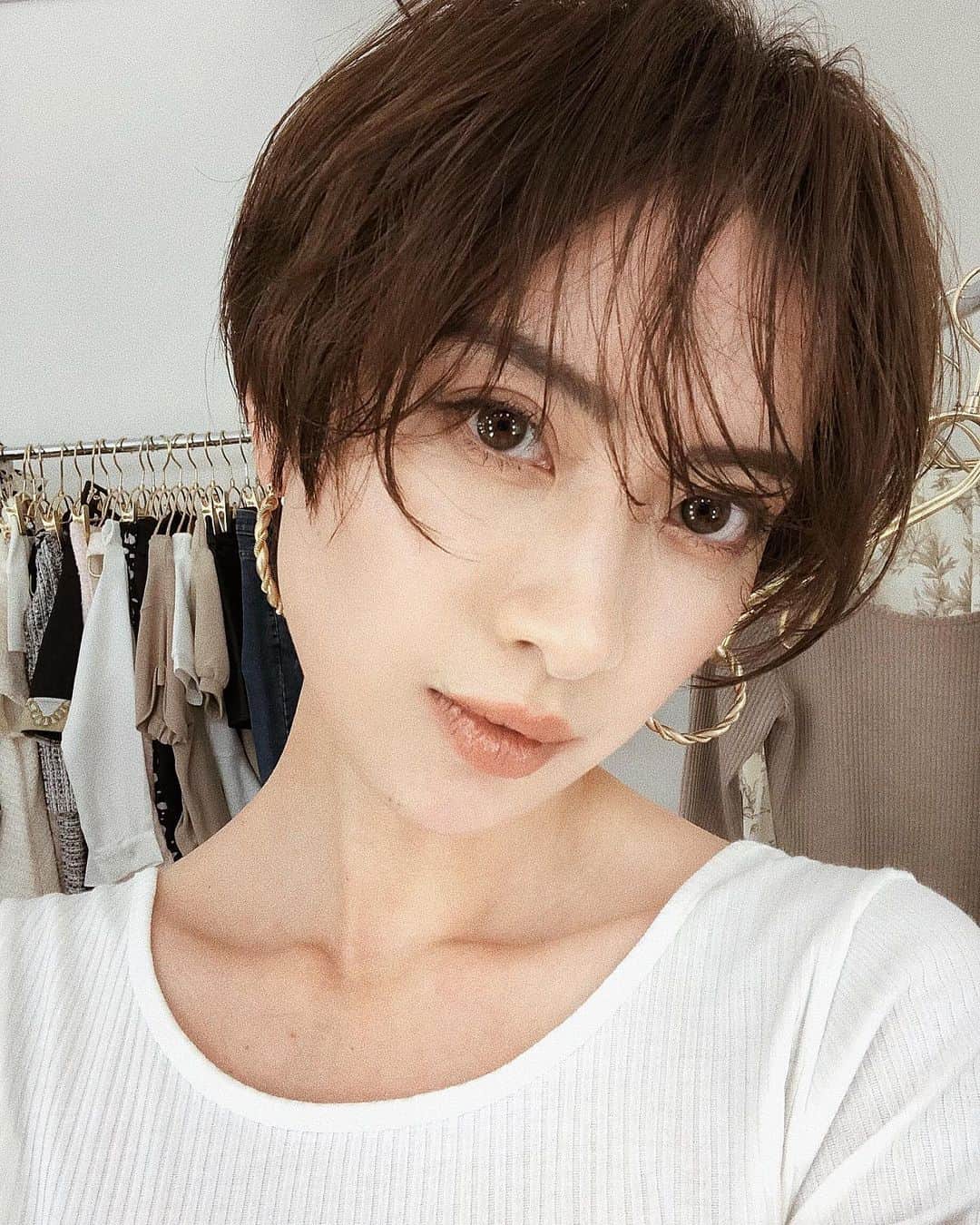 ソンイのインスタグラム：「普段はセットが難しくて自分じゃできないけど、撮影の時にやってもらえるニュアンス巻きの前髪おろしたスタイル好き🥺👏🏼❤️﻿ この日のメイクなにが違うでしょう🤫？笑﻿ ﻿ メイクとは別で、盛れてる理由は @a_clinic_ginza で話題のシャネル注射をしてもらって肌にハリと潤いが出て嬉しい😚✌🏻﻿ たるみも改善されて肌触りがもっちりと💕﻿ @dr.komatsu_rui ドクターが担当してくれて丁寧なカウンセリングで私のお肌状態を見てくださいました😌﻿ ﻿ #aclinic #aclinic銀座 #aクリニック #美容﻿ #小顔 #美肌 #リフトアップ #美容外科 #美容皮膚科 #美容クリニック #シャネル注射 #小松塁」