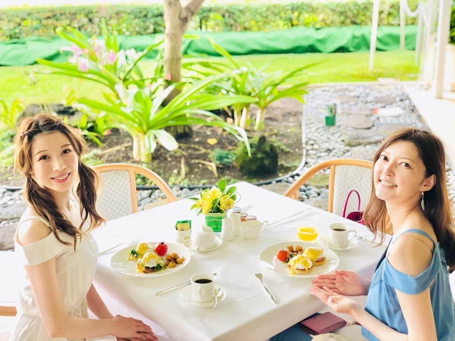 真瀬はるかさんのインスタグラム写真 - (真瀬はるかInstagram)「【ハワイ旅③🌴】 美味しかったものシリーズ🍽 . . 1、2枚目📷 真瀬が、ワイキキ行ったらどうしてもエッグベネディクトが食べたい！！と希望したところ、まぁ様も快くOKして下さり、ホテルハレクラニで、海を眺めつつ最高に最高なエッグベネディクト様をブランチとしていただいたのが本当に忘れられない良い思い出になりました✨ . . 溢れ出す卵の黄身って世界を平和にする力を持ってると思う(真顔)笑 . . 3枚目📷 ガーリックシュリンプ氏 今回、この方にはどれだけお世話になったか…。 私達、ほぼ毎日食べてました。いや、本当に。笑笑笑 お店によっても味が違うし、気付いたら 「お腹空いてきたね〜何食べよっかぁ…」 「え、私正直またガーリックシュリンプでもいい位なんですが(笑)」 「え、うそ、私も…(笑)」 「行きましょう(笑笑笑)」 ってな会話を何度も繰り返し、本当にほぼ毎日食べてました。 . . 旅する時って、お腹が空いてくるタイミング、今日の体調的にこの位のものを食べたいっていう感覚、こういう所で全然無理なく波長があうと、本当に楽ですよね。 . あと余談だけど、まぁ様と真瀬の会話が、言う言葉と、言い出す瞬間と、声の音程まで四六時中シンクロするから、色々双子すぎて、ハモる度に「いやいや、だから被りすぎっ…！！」ってずっと爆笑してました。笑笑 . . 4枚目📷 ホノルルコーヒーのハワイアンラテ☕️あまり考えずに何気なく頼んだラテ。これ、万人に好まれる様なシンプルで飲みやすいラテで。一切主張はしてこないけどさり気なく香るココナッツ(なのかな？マカダミアかな？)や甘さのバランスが絶妙！！すっかり気に入ってしまいました☺︎ . 押し付けてこないのに、味わい深いって素敵。そういう役者になりたいですね。笑 . . 5枚目📷 ただ載せたかっただけ。笑 . . ほーんと、楽しかったぁ🌴 . . #Hawaii #ハワイ #ハワイ島 #オアフ島 #angelsbythesea  #おそろワンピ #美味しかった😋  #エッグベネディクト #ガーリックシュリンプ #ハレクラニ #ホノルルコーヒー #ハワイアンラテ #朝夏まなと　さん #まぁ様 #真瀬はるか #マナ旅」2月13日 15時41分 - harukamanase_official