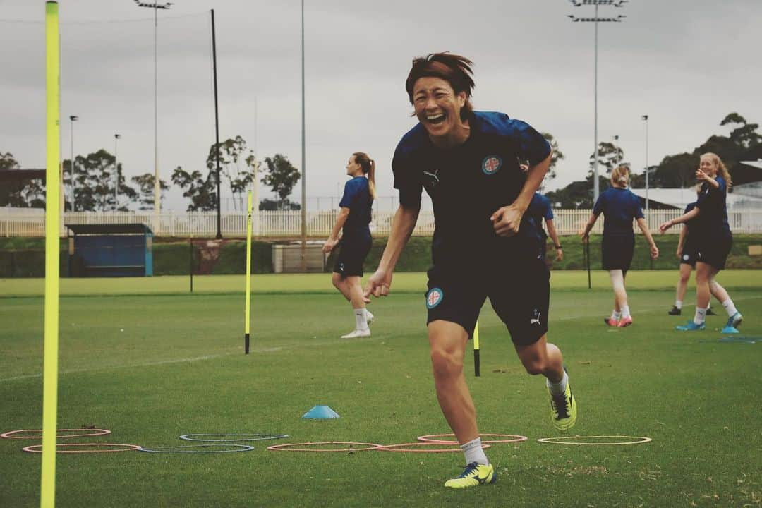 近賀ゆかりさんのインスタグラム写真 - (近賀ゆかりInstagram)「Stop laughing! Run away!! She is coming!!😂😂 @thatfootballphotog  @ayakurokawa_」2月13日 15時43分 - kingayukari2