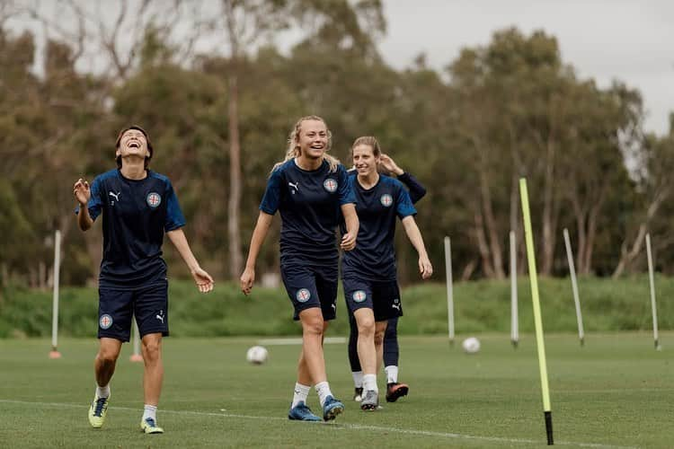 近賀ゆかりさんのインスタグラム写真 - (近賀ゆかりInstagram)「Stop laughing! Run away!! She is coming!!😂😂 @thatfootballphotog  @ayakurokawa_」2月13日 15時43分 - kingayukari2