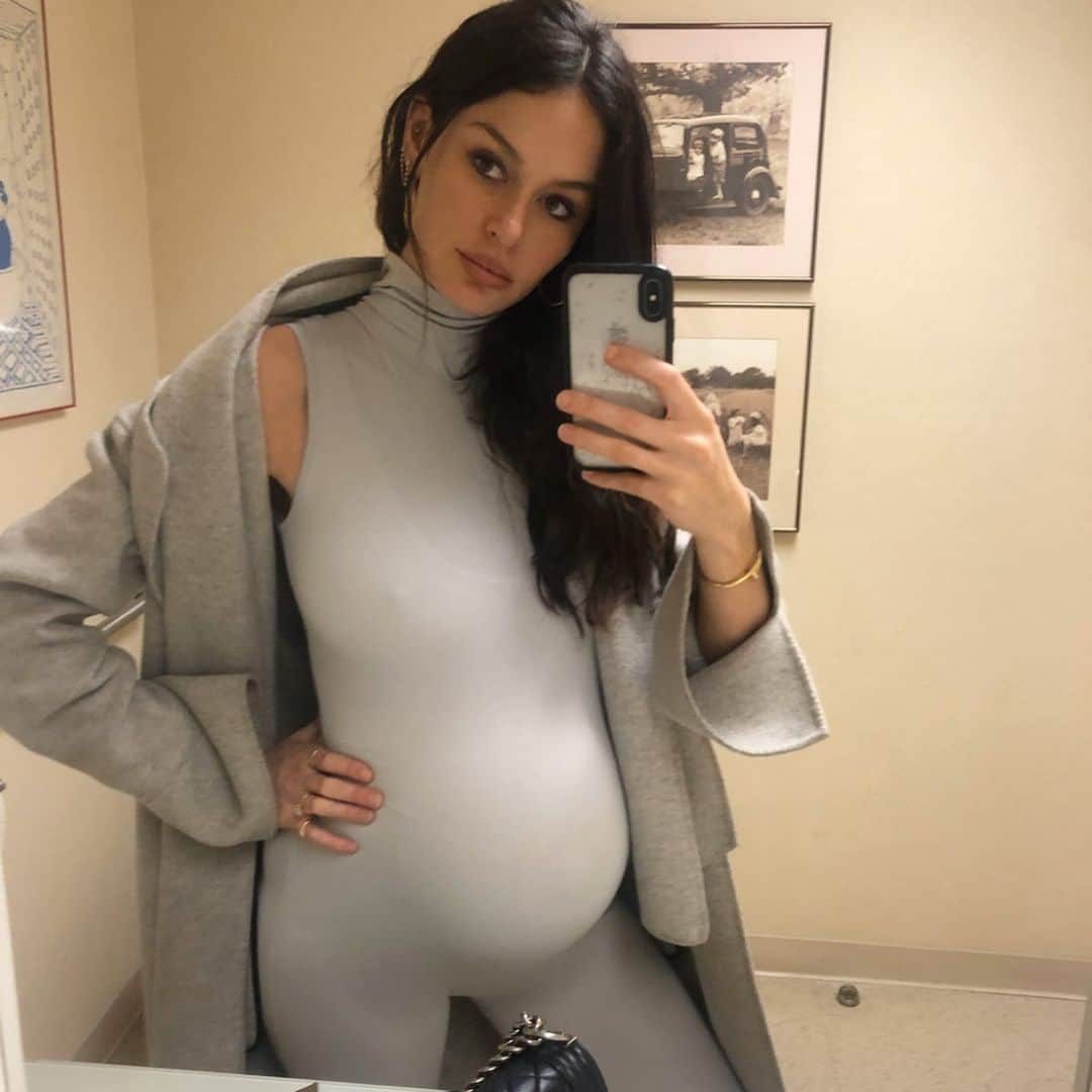 ニコール・トルンフィオのインスタグラム：「We’re still here, no baby yet! 😳 Just more pee samples and the most comfortable piece of clothing in the world @bumpsuit 🤰🏻 waiting for BB 👶🏽」