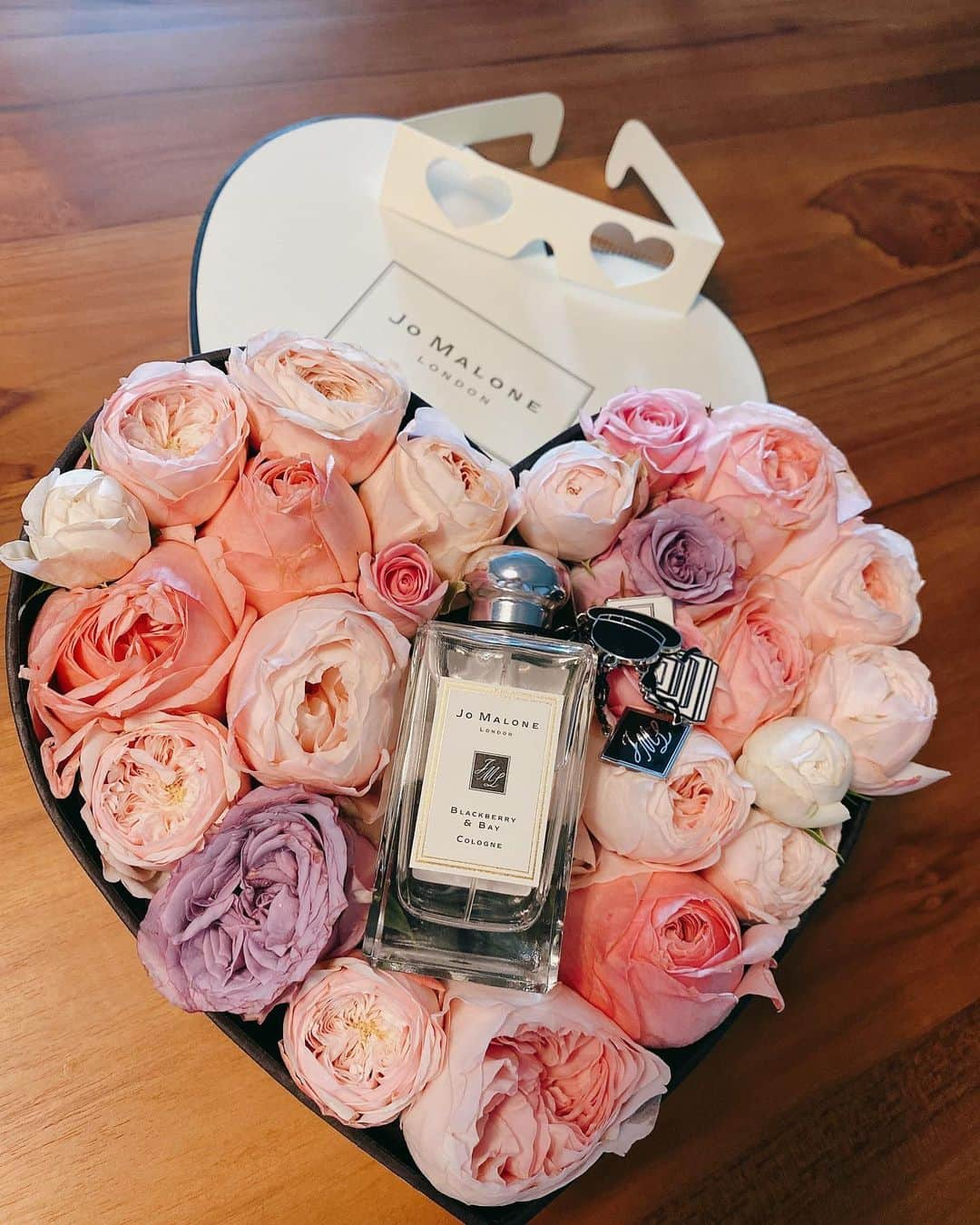 ユン・ヒョンミンのインスタグラム：「매년 이렇게 챙겨줘서 고마워요 진심으로^^ #jomalonelondon #ValentinesDay」