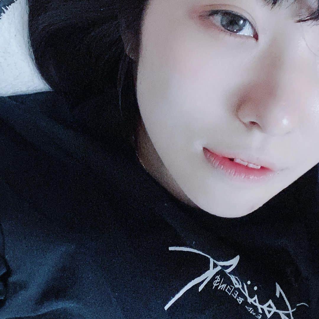 東雲れいかのインスタグラム：「最近、ちょっと青味のこの色味が好きです〜インスタ色味変えるとイメージ変わっちゃうのでしばらく更新頑張ります^ - ^」