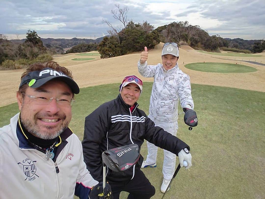 黒田アーサーさんのインスタグラム写真 - (黒田アーサーInstagram)「数日前になりますが、久しぶりに居酒屋さざんの今井社長と元ヤクルトの飯田哲也さんと3人ゴルフ⛳️しました😊最近の僕はすっかりボウラー 🎳なので（笑）2人のゴルフレベルにはとても追いつかなかった😅寒い日でしたが、楽しくラウンド出来ました😉👍また練習してリベンジします！ #ゴルフ #golf #pinggolf  #ピンゴルフジャパン  #飯田哲也  #居酒屋さざん #今井社長」2月13日 16時22分 - kuroda_arthur