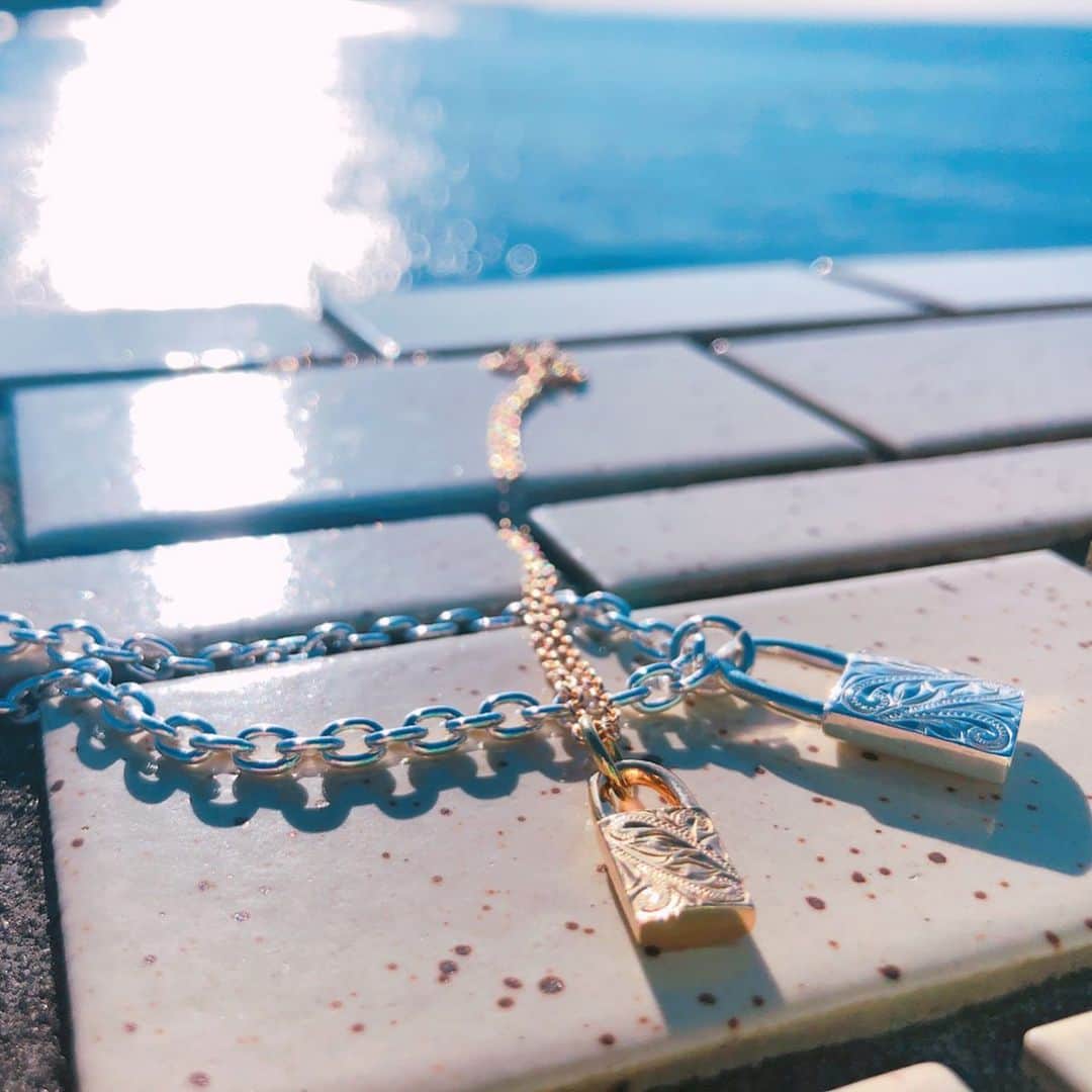 鈴木愛美さんのインスタグラム写真 - (鈴木愛美Instagram)「💙💎💙💎💙💎💙💎💙 . Pinkyshake jewelry🌴💕 . 大人気で即完してしまった "Padlock necklace" 再入荷致しましたっ!!!!!!💫 . . 私が1番愛用してて1番お気に入りの ネックレス💎💫 . . . #pinkyshakejewelry #pinkyjewelry #hawaiianjewelry #jewelry #necklace #pinkyshake 🌺」2月13日 16時24分 - x.manya.x