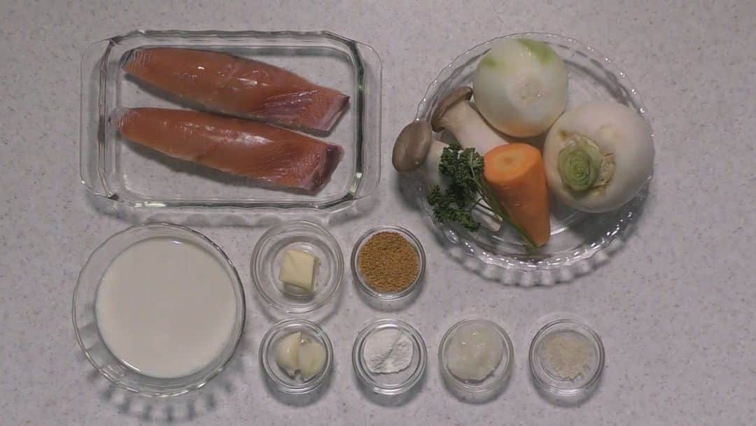 北海道放送「今日ドキッ!」さんのインスタグラム写真 - (北海道放送「今日ドキッ!」Instagram)「今週は、スタジオ料理コーナー「ごはんにしよう！」を﻿ 毎日、放送！﻿ 4人の先生が、オススメ食材を使って、﻿ 体あったまるとっておきレシピをご紹介✨﻿ そして、料理が楽しくなる豪華プレゼントが当たる﻿ チャンスも！！！ 🔥🔥﻿ きょうは、午後３時５０分頃から！﻿ お見逃しなく～！！🎈﻿ 第3弾は…フライパン1つで作る﻿ 【塩こうじとサケのシチュー】﻿ ﻿ レシピ：料理教室【ハーブ＆クッキングルーム　KINA】﻿ 代表　大澄かほるさん﻿ ﻿ 作ってくれた方は、#ごはんにしよう作ったよ﻿ のタグをつけて投稿お願いします！！ ﻿ ﻿ 【材料　2人分】﻿ 生鮭 　2切れ﻿ カブ 　1個﻿ タマネギ 　1個﻿ ニンジン 　1/2本﻿ エリンギ 　2本﻿ ニンニク 　2片﻿ 塩こうじ 　大さじ1と小さじ１﻿ バター 　20g﻿ 顆粒スープの素　小さじ2﻿ 薄力粉 　小さじ2﻿ 豆乳 　200㏄﻿ 水 　200㏄﻿ 白コショウ 　少々﻿ パセリ 　少々﻿ ﻿ 【レシピ】﻿ １．サケの切り身を3等分にし、塩こうじ　小さじ1を﻿  塗り、10分ほどおく。﻿ カブとニンジン、エリンギは一口大、﻿ ニンニクはみじん切りにする。﻿ ２．フライパンにバターとニンニク、タマネギを入れて﻿  弱火で加熱し、薄力粉も加え、さらに炒める。﻿ フライパンのすき間で鮭を軽く焼き、﻿ ニンジンとエリンギ、﻿ 顆粒コンソメと水を加え、フタをして7～8分煮る。﻿ ３．ニンジンに火が通ったら、豆乳とカブを加え、﻿ 吹きこぼれないように弱火で5分煮て火を止め、﻿ 塩こうじ　大さじ1と白コショウで調味して﻿  器に盛る。刻んだパセリをかけていただく。﻿ ﻿ ﻿ #hbc #今日ドキッ #ごはんにしよう #大澄かほる 先生 #シチュー #レシピ #塩麹 #豆乳 #ワンパン #簡単ごはん」2月13日 16時24分 - hbc_kyodoki