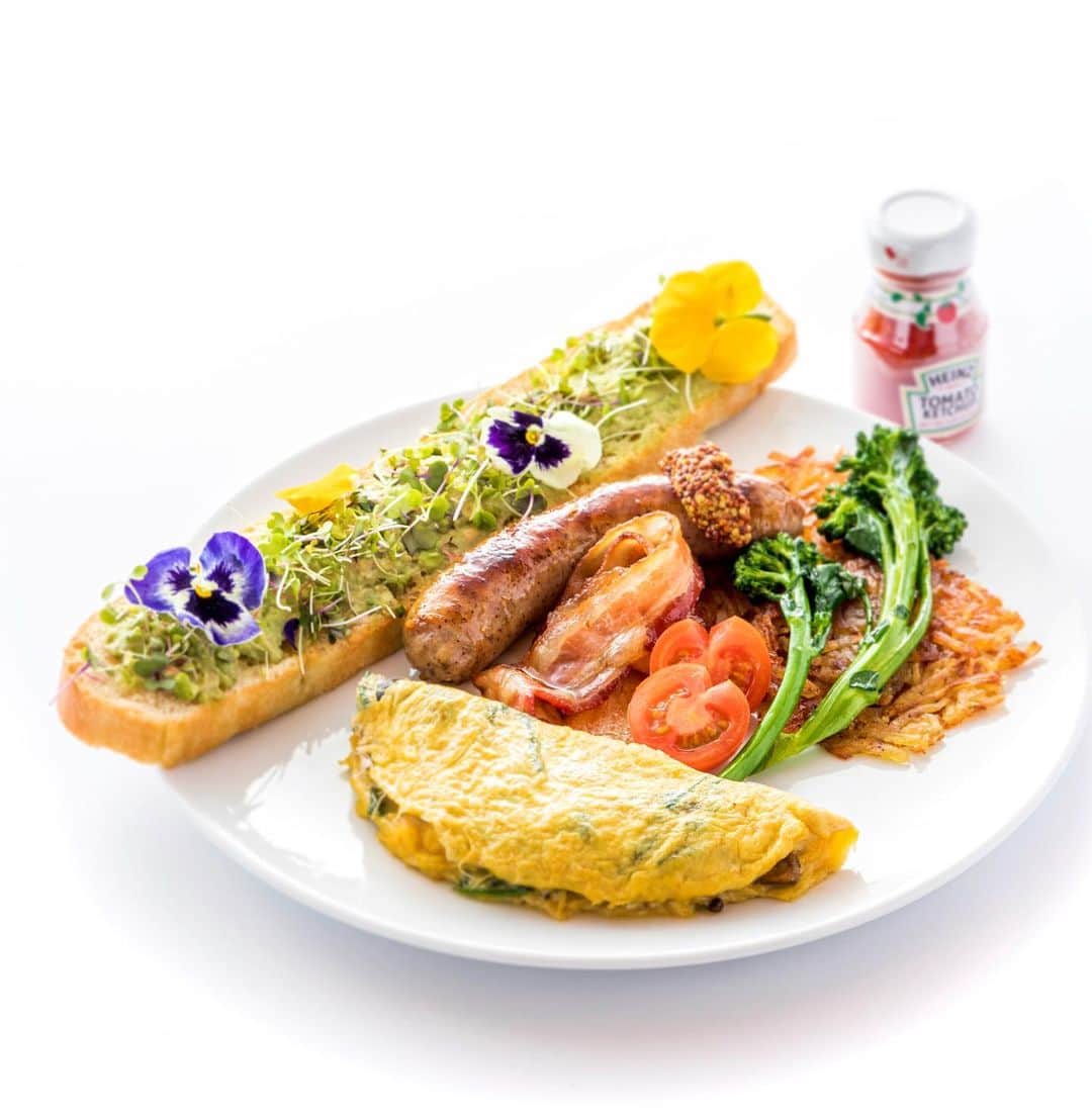 Arancino Di Mareのインスタグラム：「☀️ No better way to start your day! NEW Breakfast Platter featuring morning delights - frittata (omelette), Italian sausage, the not-your-standard avocado garlic toast 🤤 and more! [breakfast served daily 7a-11a / free 4hr validated parking]  #arancinodimare #arancino #italian #foodies #breakfast #オムレツ #hashbrowns #bacon #waikiki #goodmorning #朝ごはん #111hawaiiaward #hfwf #アランチーノディマーレ #アランチーノ #イタリアン #avocadotoast #ハワイ #おいしい #ホノルル #ハワイ大好き #haleainaawards #ハワイ旅行 #hawaiisbestkitchens #hfwf19 #frolichawaii #omelette #sausage #morning #おはよう」
