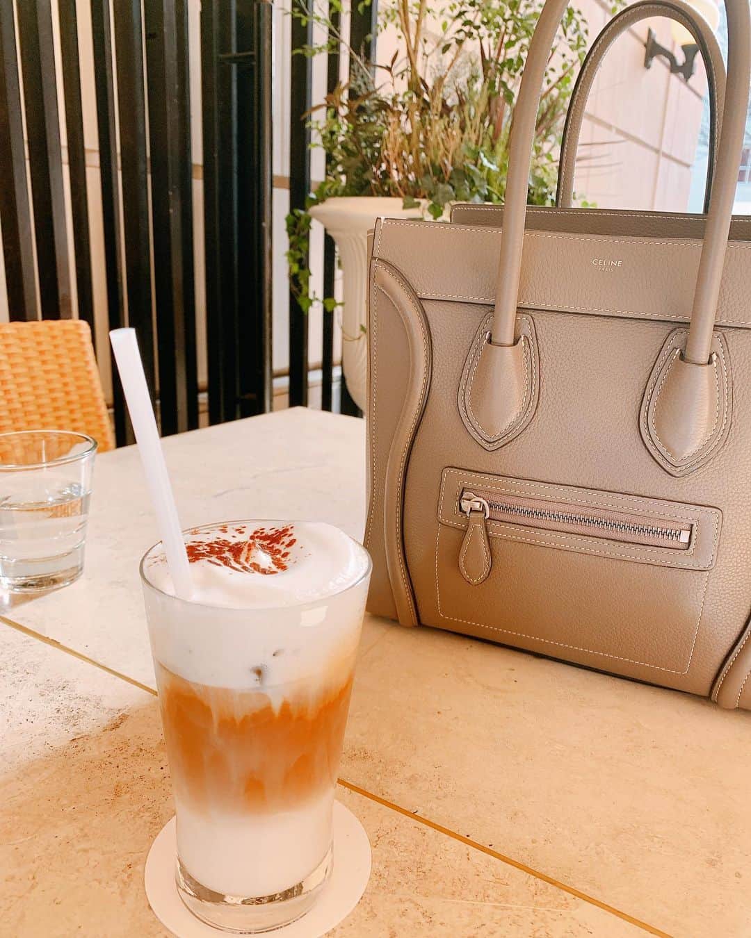 のインスタグラム：「. 表参道歩くの凄い好き✨ 普段絶対飲まないカプチーノ☕️ #アニヴェルセル #アニヴェルセル表参道 #カフェ #カフェ巡り #カプチーノ #セリーヌ」