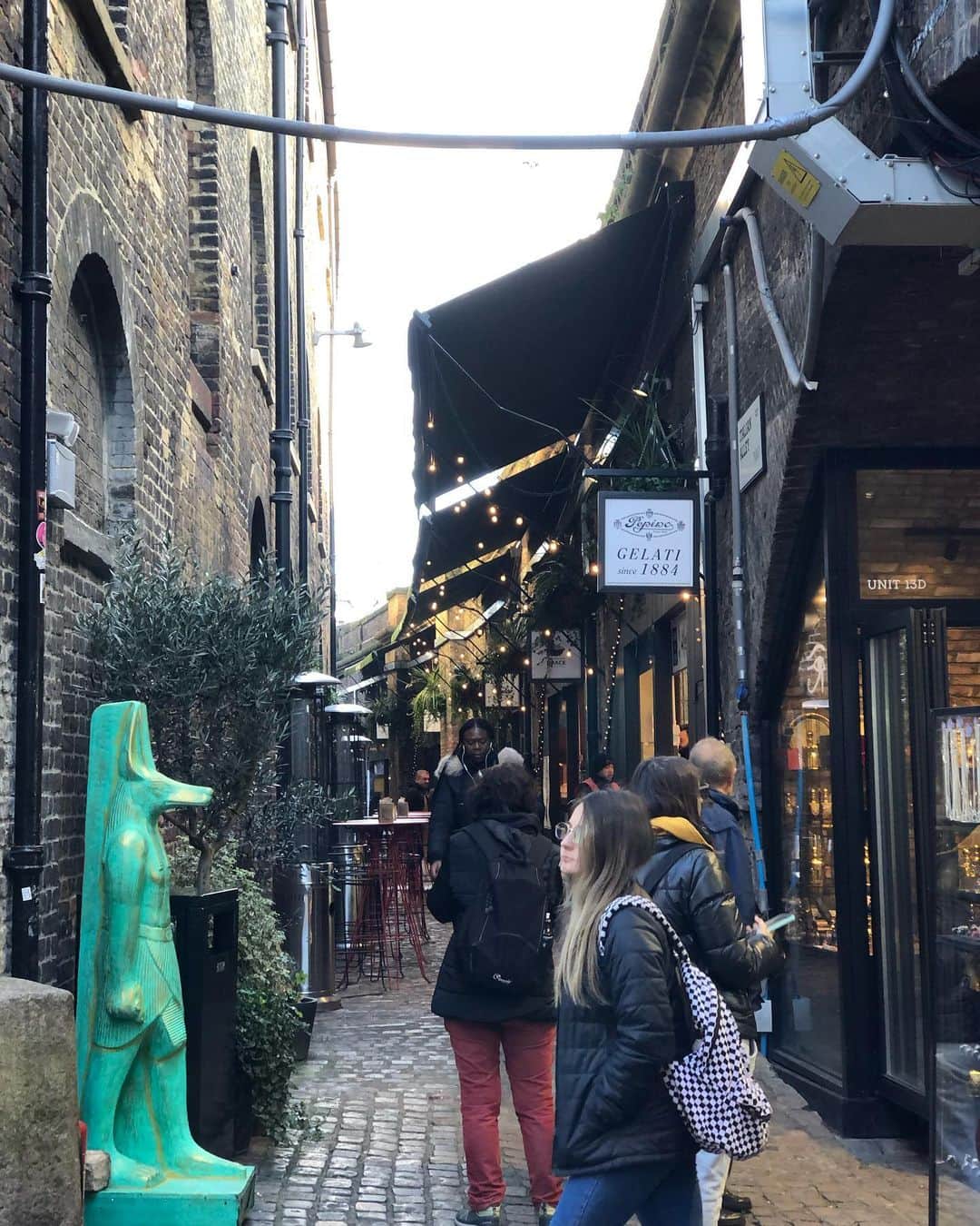 小山田早織さんのインスタグラム写真 - (小山田早織Instagram)「Camden Marketのあたり🇬🇧﻿ ﻿ ３年ぶりに来たらずいぶん変わっていて、﻿ 若者の街というイメージだけでしたが﻿ 古き良き雰囲気と、今っぽさが融合して﻿ さらに面白い街に進化していました✨﻿ ﻿ 古着やアートを購入しました£﻿ ﻿ ﻿ ﻿ #London﻿ ﻿」2月13日 16時52分 - saorioyamada