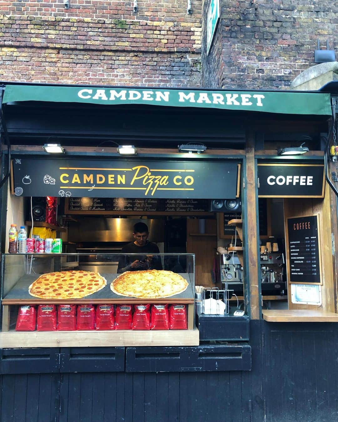 小山田早織さんのインスタグラム写真 - (小山田早織Instagram)「Camden Marketのあたり🇬🇧﻿ ﻿ ３年ぶりに来たらずいぶん変わっていて、﻿ 若者の街というイメージだけでしたが﻿ 古き良き雰囲気と、今っぽさが融合して﻿ さらに面白い街に進化していました✨﻿ ﻿ 古着やアートを購入しました£﻿ ﻿ ﻿ ﻿ #London﻿ ﻿」2月13日 16時52分 - saorioyamada