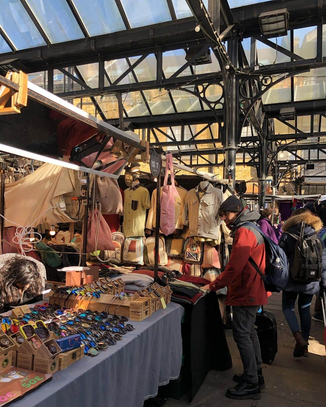 小山田早織さんのインスタグラム写真 - (小山田早織Instagram)「Camden Marketのあたり🇬🇧﻿ ﻿ ３年ぶりに来たらずいぶん変わっていて、﻿ 若者の街というイメージだけでしたが﻿ 古き良き雰囲気と、今っぽさが融合して﻿ さらに面白い街に進化していました✨﻿ ﻿ 古着やアートを購入しました£﻿ ﻿ ﻿ ﻿ #London﻿ ﻿」2月13日 16時52分 - saorioyamada