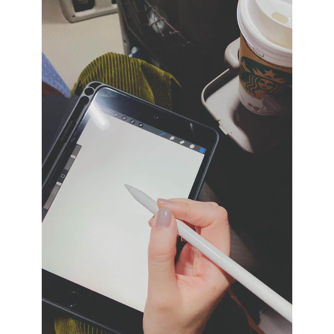 宮田聡子さんのインスタグラム写真 - (宮田聡子Instagram)「ずっと大きなiPadで絵を描いていたけど、もっと気軽に持ち歩いて絵を描きたいと思って買ったiPad miniがとても良い。 待ち時間に色んなものを描きたいなぁ。 今日も頑張りましょう‼︎」2月13日 8時10分 - miyatasatoko