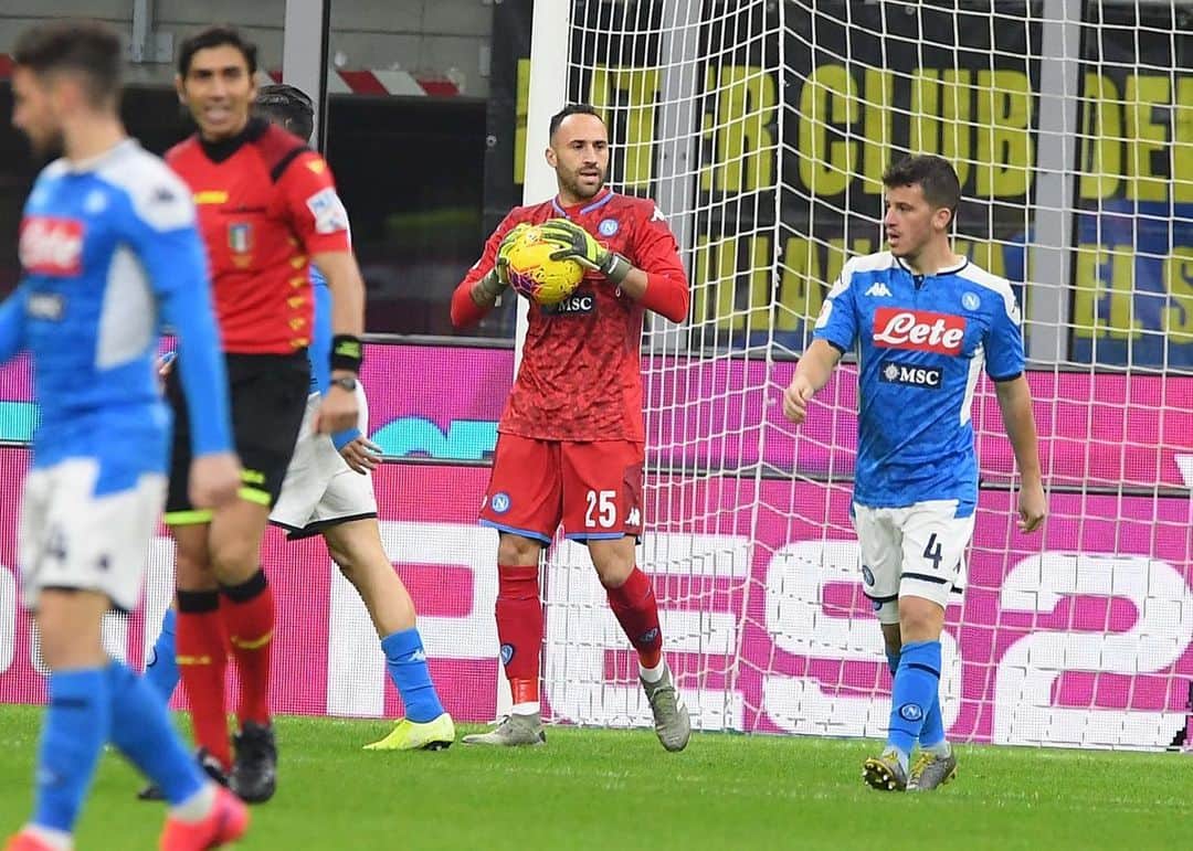 のインスタグラム：「Una vittoria importante che ci avvicina al nostro obbiettivo! / Triunfo importante que nos acerca a nuestro objetivo! #ForzaNapoliSempre #CoppaItalia 🏆🇮🇹」