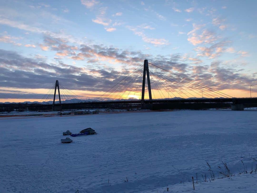 菊田俊介さんのインスタグラム写真 - (菊田俊介Instagram)「There are towns called Kofuku(Happiness) and Aikoku(Patriot) right outside of Obihiro, Hokkaido. Cold but beautiful areas. 北海道帯広市の郊外には幸福や愛国といった素敵な名前の町があるんですね。雪に覆われた大地、寒いけどとっても良かったです^_^ #幸福駅 #愛国駅 #彩凛華 #obihiro #hokkaido」2月13日 8時31分 - shun.kikuta