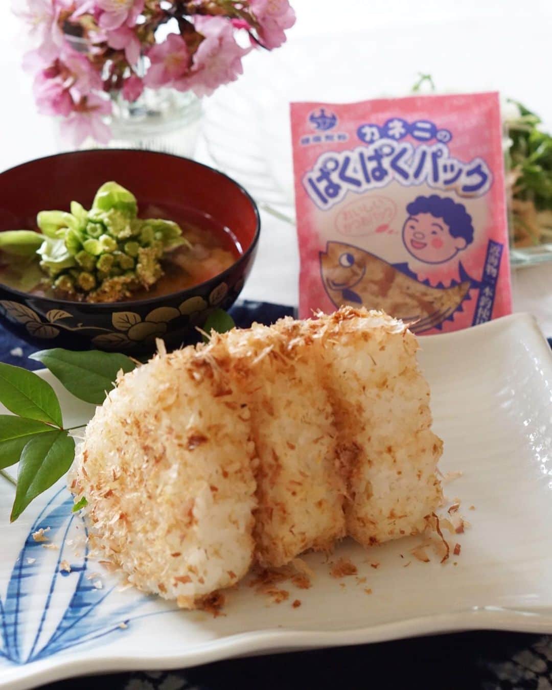 amiさんのインスタグラム写真 - (amiInstagram)「. I made onigiri ． おうちごはんに、かつお節を たっぷり使ったおにぎり🍙 ． かつお節が大好きでどんなお料理にも 入れちゃう我が家ですが、カネニニシ さんのかつお節は特にお気に入り❤️ ． 日本食って本当に美味しいなぁ とつくづく(੭ु ˃̶͈̀ ω ˂̶͈́)੭ु⁾⁾ ． ． #鰹節#かつお節#カツオ節#カネニニシ#黄金の鰹節#花のある幸せごはん#和食#日本食#おうち居酒屋#おうちごはん#おうちカフェ」2月13日 8時51分 - amikuma1219