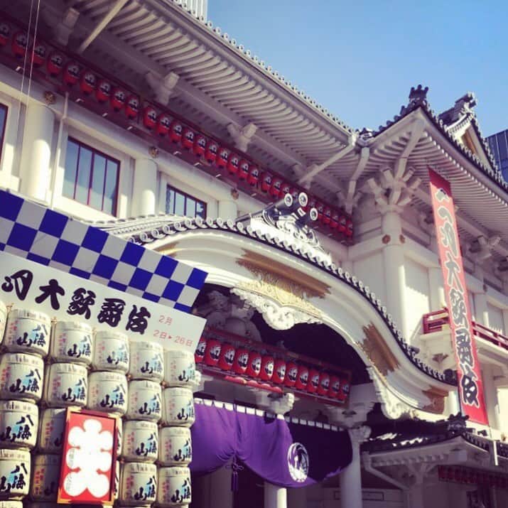 OZmall　東京体験（オズモール）さんのインスタグラム写真 - (OZmall　東京体験（オズモール）Instagram)「： 歌舞伎座『二月大歌舞伎』 ． 先週末、同僚が弟くんと #歌舞伎 を観に行ったそうです。姉弟でおでかけなんて“粋”ですね。今回2人が鑑賞したのは、何度見ても佇まいが素晴らしい「歌舞伎座」で開催されている『二月大歌舞伎』。#ozmall でも販売中です。解説のイヤホンガイドと、休憩時間にお腹を満たすお弁当付きなので、この機会に歌舞伎デビューをしてはいかが🇯🇵 ． ●開催日 2/2（日）～2/26（水） ●会場 #歌舞伎座 ●出演者 #尾上菊五郎 #片岡仁左衛門 #坂東玉三郎 ほか ●予約 #二月大歌舞伎 #オズモール で検索 ●特典 #イヤホンガイド と #お弁当付き #帝国ホテル東京 の #ランチ 付きプランも贅沢 #恋する歌舞伎 でストーリーも紹介」2月13日 8時52分 - ozmall_entertainment