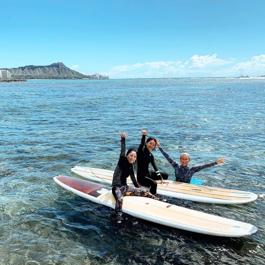 Aya（高本彩）さんのインスタグラム写真 - (Aya（高本彩）Instagram)「@mitokasuya さんに教えてもらった🏄‍♀️ 初めてなのに波に乗らせて下さって。。感動。。 #hawaii  #surfing #waikii #firsttime」2月13日 8時55分 - aya_dream04
