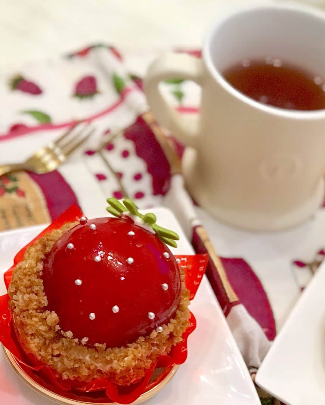 のインスタグラム：「#シャトレーゼ の 期間限定イチゴちゃん🍓ケーキ、 可愛いすぎかよーー😆 . こんなん見せられて 買わないで帰るとか できない←🤣 . . なんなら、 食べずに飾っておきたい‼️ . ↑と思ったけど、 食べたらめちゃ美味しくて やっぱり飾るより 食べる方が良いわ、と 心変わりしました🙄 . . 詳しい感想などは ブログにかいたから 見てね〜🍓💕 . ↑プロフ欄リンクorストーリーから✨ . . . . #ケーキ#かわいい#苺#いちご#まんまる苺ケーキ #スイーツ巡り #スイーツビュッフェ #おうちカフェ#japan#日本#instafood#foodstagram #デザート#スイーツ#美味しい#バレンタイン#インスタ映え#フォトジェニック」
