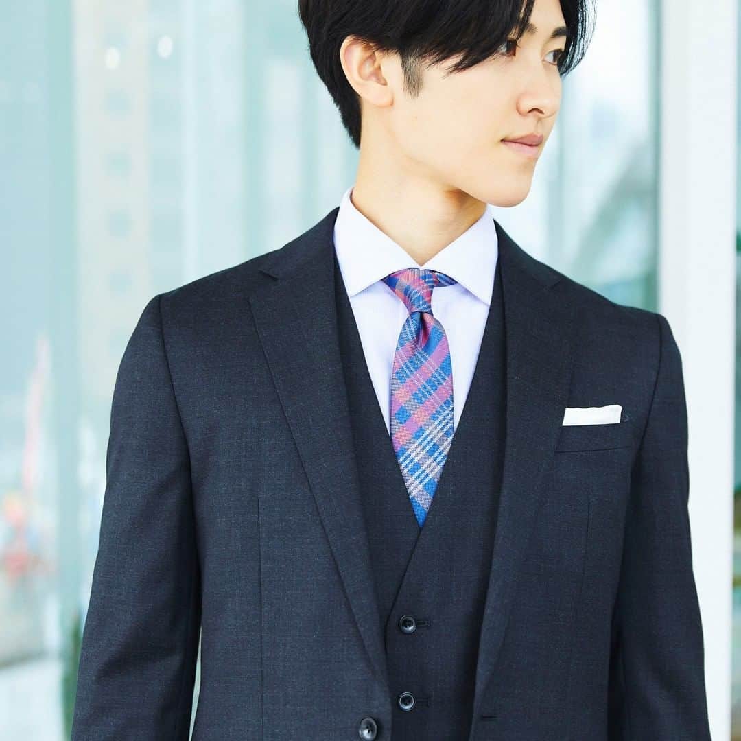 SUIT SELECT スーツセレクトさんのインスタグラム写真 - (SUIT SELECT スーツセレクトInstagram)「スリムテーパードでかちっと見えつつも、チェックのタイで柔らかい印象に。 仕事がデキる印象のグレーをチョイス。 ・ SUIT ¥38,000 / SHIRT ¥3,800 / TIE ¥3,800 (SUIT SELECT、すべて税別) ・ ・ ・ #suit #スーツ #suitselect #スーツセレクト #スーツのある日常 ・ #メンズ #メンズファッション #メンズコーデ #新社会人 #ビジネス #フレッシャーズ #オフィス #オフィススタイル #新生活 #スリーピース #ネイビー ・ #fashion #ootd #outfit #mens #mensfashion #menscode #freshers #business #freshers #office #officestyle #3piece #navy」2月13日 9時00分 - suitselect_japan_official