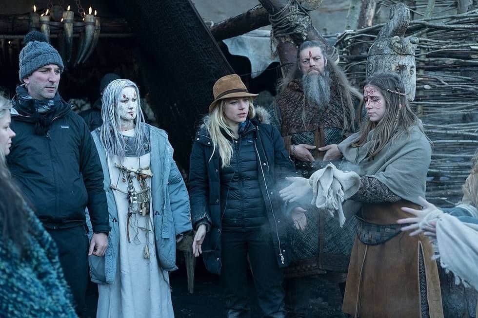 キャサリン・ウィニックのインスタグラム：「What is happening in this picture? 🎬#Vikings #Director」