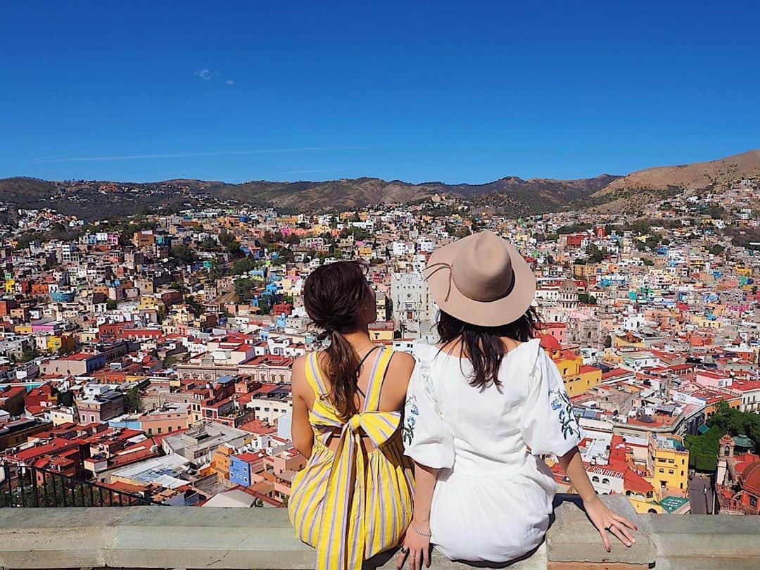 伊藤沙織のインスタグラム：「📍Monumento al Pipila, Guanajuato, Mexico . . カンクンから飛行機移動して、グアナファトへ✈️こちらは映画リメンバーミーの舞台となった、グアナファトのピピラの丘🎞🎥宝石箱のような色とりどりのカラフルな街並みを一望できます💙💜💛🧡 夜景も感動的な景色でした🥺✨✨ . #guanajuato」