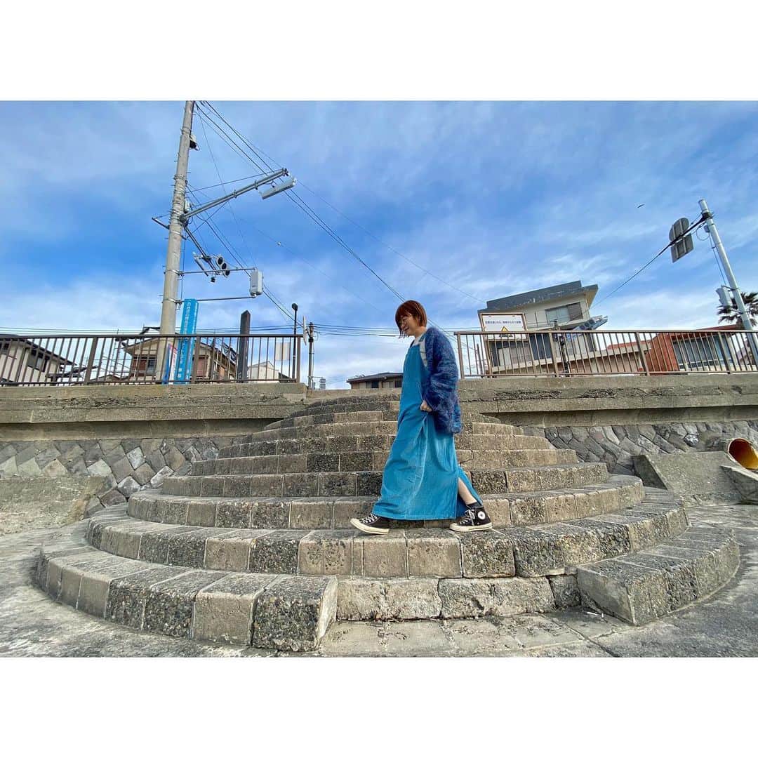 トリイクニコさんのインスタグラム写真 - (トリイクニコInstagram)「朝ごはんの待ち時間に海まで歩いて行ったんだけど、 ますちゃんが撮ってくれる写真がじわるって話www . 1枚目▶︎#トリイカメラ 2.3枚目▶︎photo by @masudashoko  4枚目▶︎海と太陽とますだ。」2月13日 9時08分 - toriicamera