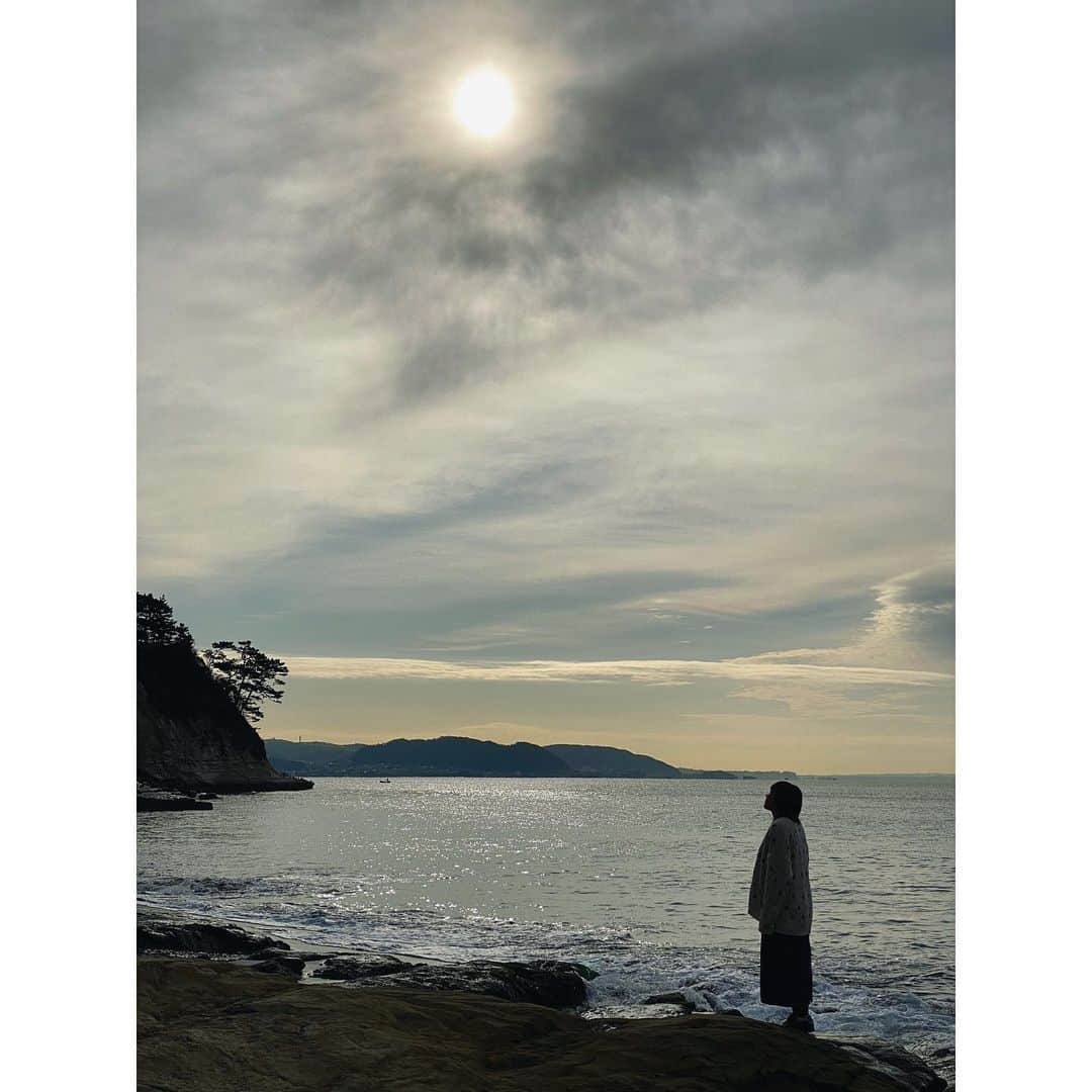 トリイクニコさんのインスタグラム写真 - (トリイクニコInstagram)「朝ごはんの待ち時間に海まで歩いて行ったんだけど、 ますちゃんが撮ってくれる写真がじわるって話www . 1枚目▶︎#トリイカメラ 2.3枚目▶︎photo by @masudashoko  4枚目▶︎海と太陽とますだ。」2月13日 9時08分 - toriicamera