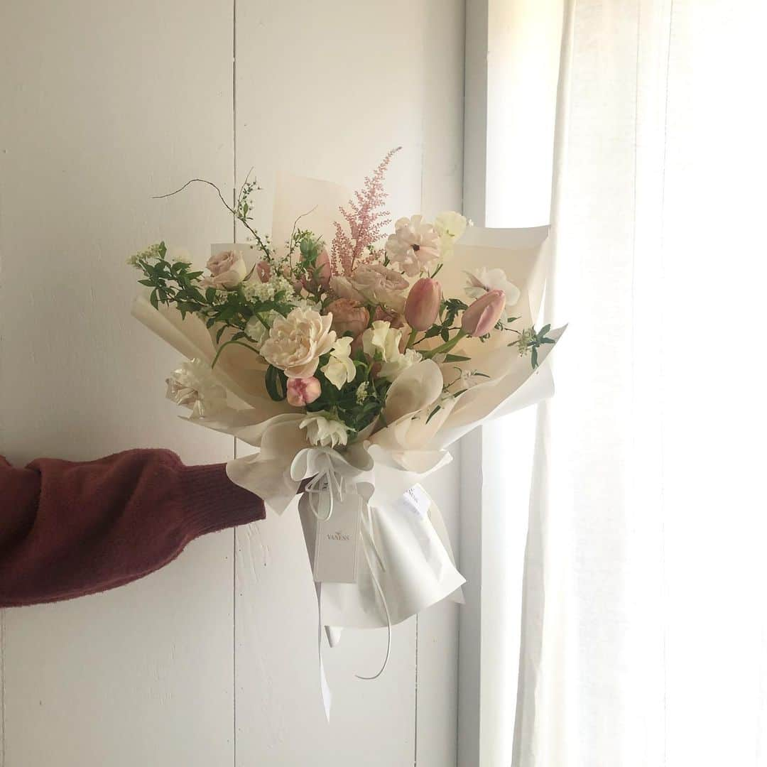 플로리스트 이주연 florist Lee Ju Yeonさんのインスタグラム写真 - (플로리스트 이주연 florist Lee Ju YeonInstagram)「. . 발렌타인데이에 바네스와 함께 하세요 💕 문의 Katalk ID vaness52 . Valentine's Day We getting an order for Valentine's Day🌸 If you have any questions, please contact us Instagram direct. 💌 . . #바네스꽃다발 #Valentine'sday #발렌타인데이꽃다발 #발렌타인꽃다발 #발렌타인꽃선물 #졸업식꽃다발 #빈티지꽃다발 . . 订花 WeChat ID vaness_flower 클래스상시모집 당일꽃주문가능 #수업문의 #주문예약 #lesson #Order  Katalk ID vaness52 WeChat ID vaness_flower E-mail vanessflower@naver.com . 강남구 역삼동608-16 📞02-545-6813 . #vanessflower #florist #flowershop #handtied #flowerlesson #花束 #花束包装 #바네스플라워 #플로리스트 #꽃다발 #웨딩부케 #역삼역꽃집 #언주역꽃집 #플라워레슨 #꽃다발주문 #꽃수업 #기업출강 #꽃주문」2月13日 9時09分 - vanessflower