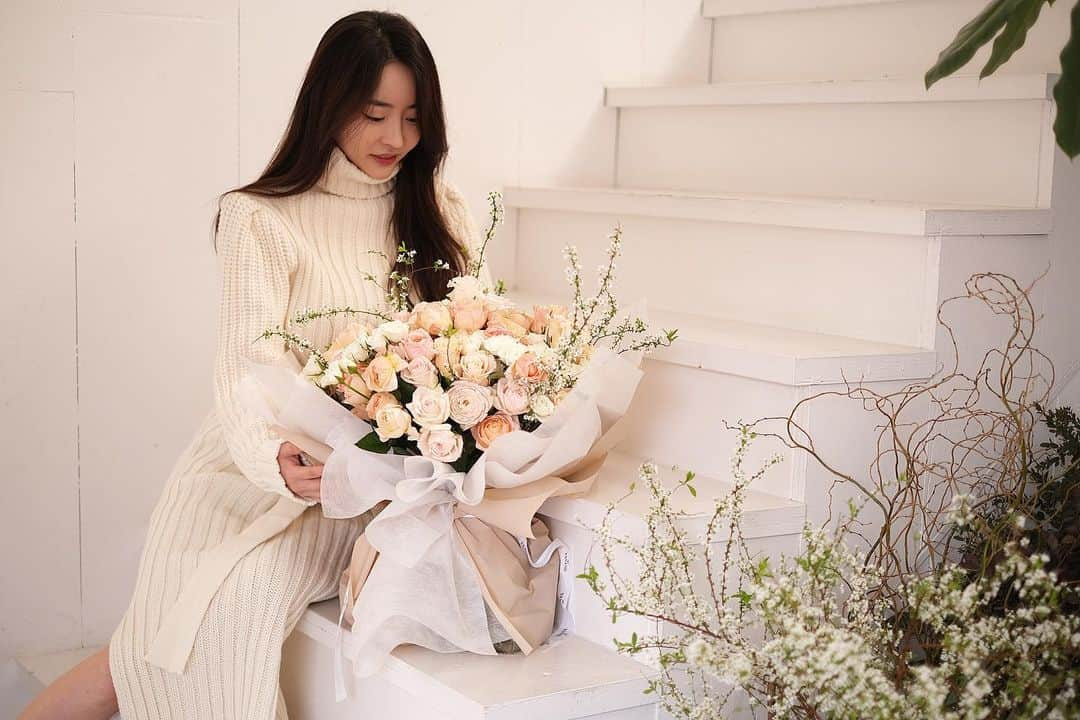 플로리스트 이주연 florist Lee Ju Yeonさんのインスタグラム写真 - (플로리스트 이주연 florist Lee Ju YeonInstagram)「. . 사랑스러운 그녀처럼 100송이꽃다발💕 . 발렌타인데이에 바네스와 함께 하세요 💕 문의 Katalk ID vaness52 . Valentine's Day We getting an order for Valentine's Day🌸 If you have any questions, please contact us Instagram direct. 💌 . . #바네스꽃다발#100송이꽃다발 #100송이장미 #100송이장미꽃다발 #Valentine'sday #발렌타인데이꽃다발 #발렌타인꽃다발 #발렌타인꽃선물 #졸업식꽃다발 #빈티지꽃다발 . . 订花 WeChat ID vaness_flower 클래스상시모집 당일꽃주문가능 #수업문의 #주문예약 #lesson #Order  Katalk ID vaness52 WeChat ID vaness_flower E-mail vanessflower@naver.com . 강남구 역삼동608-16 📞02-545-6813 . #vanessflower #florist #flowershop #handtied #flowerlesson #花束 #花束包装 #바네스플라워 #플로리스트 #꽃다발 #웨딩부케 #역삼역꽃집 #언주역꽃집 #플라워레슨 #꽃다발주문」2月13日 9時22分 - vanessflower