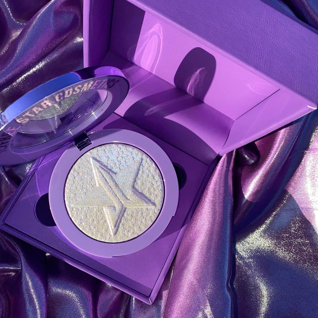 Jeffree Star Cosmeticsさんのインスタグラム写真 - (Jeffree Star CosmeticsInstagram)「Say hello to our new limited edition  #ExtremeFrost shade ‘Choking On Ice’ 🔮 The worlds most blinding highlighter now comes in a new iconic purple hue 💜 Launching on 2.21.20 with the entire #BloodLust Collection ❄️ #jeffreestarcosmetics」2月13日 9時15分 - jeffreestarcosmetics