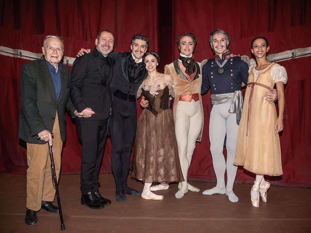 ロベルト・ボッレさんのインスタグラム写真 - (ロベルト・ボッレInstagram)「Cast picture with director Kevin O’Hare e sir Peter Wright.  @marianelanunezofficial @matty_ball @balletboy09 @frankiegoestohayward @royaloperahouse @dancersdiary」2月13日 9時19分 - robertobolle