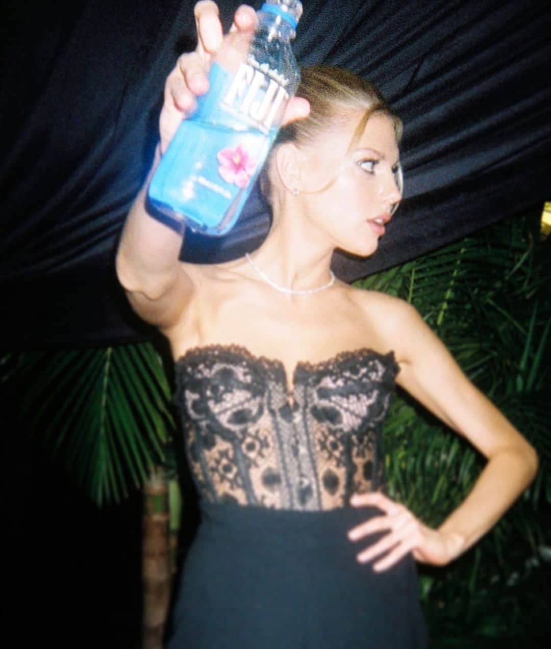 シャーロット・マッキニーのインスタグラム：「@FIJIWater keeping me hydrated  #FIJIAmbassador #JustAddFIJI #fantasyisland」