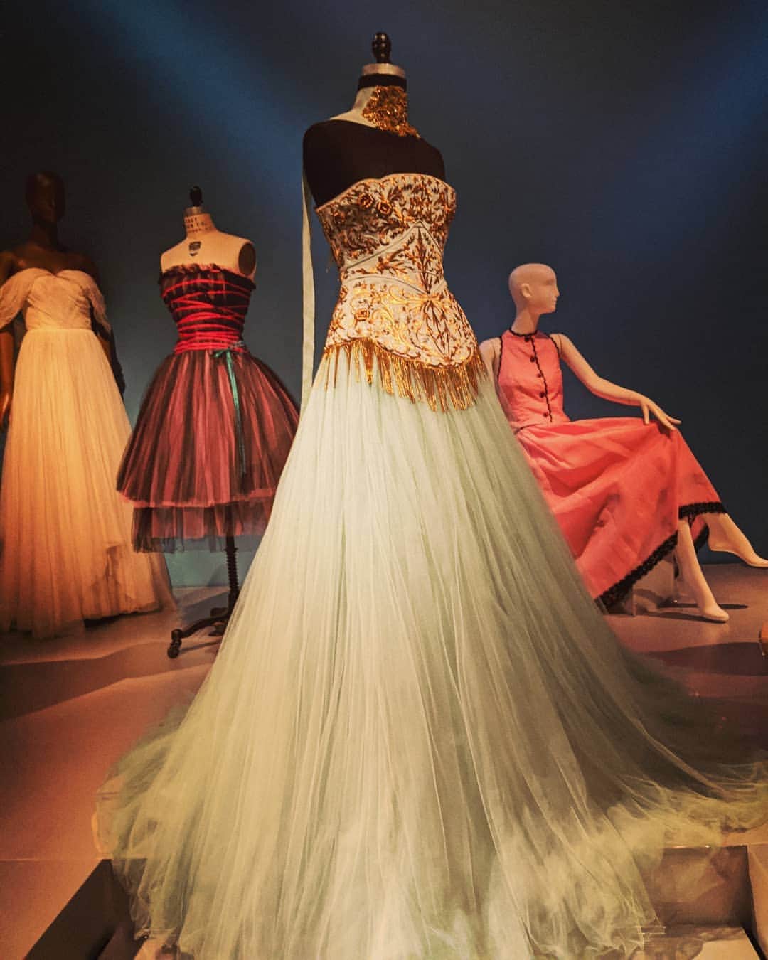 セサラーニのインスタグラム：「#ballerinafashionsmodernmuse #inspiredesign #fashioninstituteoftechnology  #beautiful #amustsee! #salvatorejcesarani」
