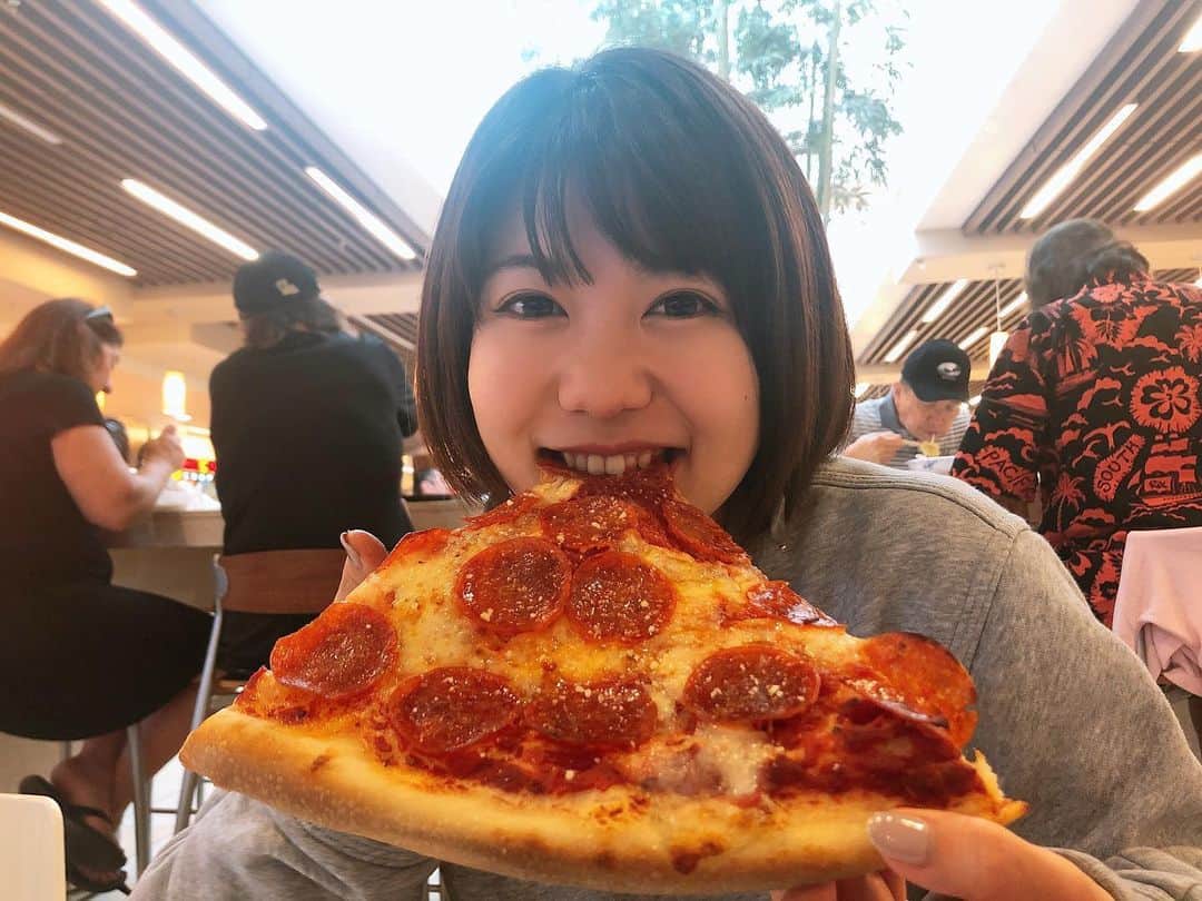 矢端名結さんのインスタグラム写真 - (矢端名結Instagram)「ペパロニピザ🍕大きい😍🧡 #hawaii #pizza #huge #USA #yum #ハワイ #ピザの大きさ」2月13日 9時38分 - miyu_yabata