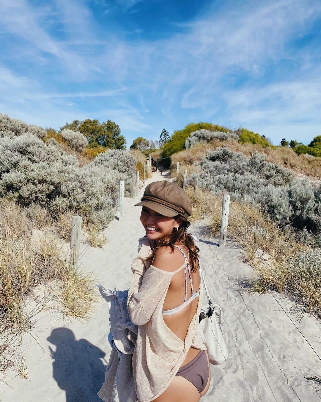 宮崎絹子さんのインスタグラム写真 - (宮崎絹子Instagram)「植物がかわいい🌿 砂が真っ白でサラサラしてる オーストラリアに来るたびにシミが増えるなぁ〜 w swipeしてね♡ ㅤㅤㅤㅤㅤㅤㅤㅤㅤㅤㅤㅤㅤ  #babykiy_perth #パース」2月13日 9時41分 - babykiy