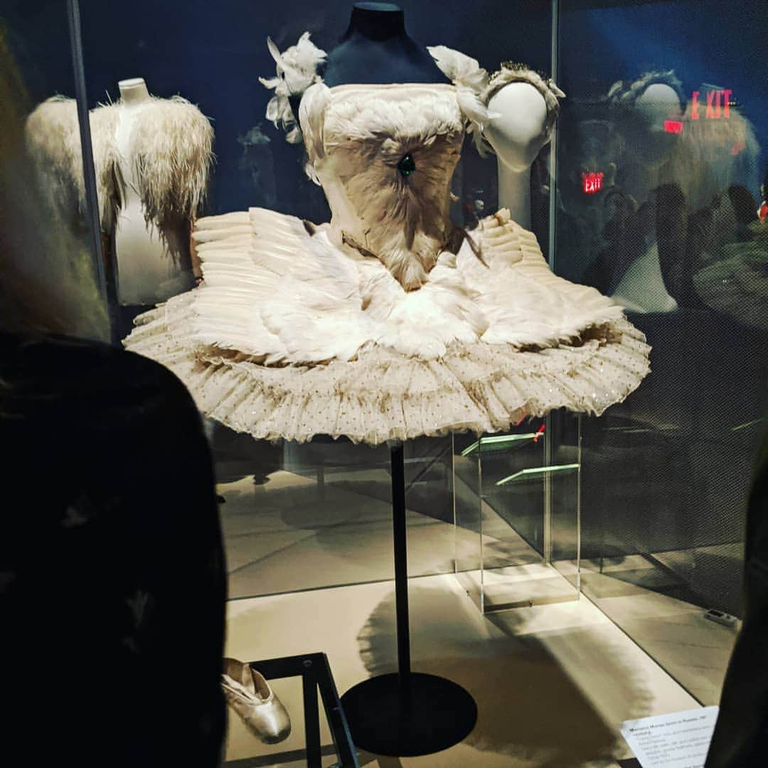 セサラーニのインスタグラム：「#ballerinafashionsmodernmuse #balletcostumes #inspiration  #costumesareincredible  #exhibit #beautilful #salvatorejcesarani」