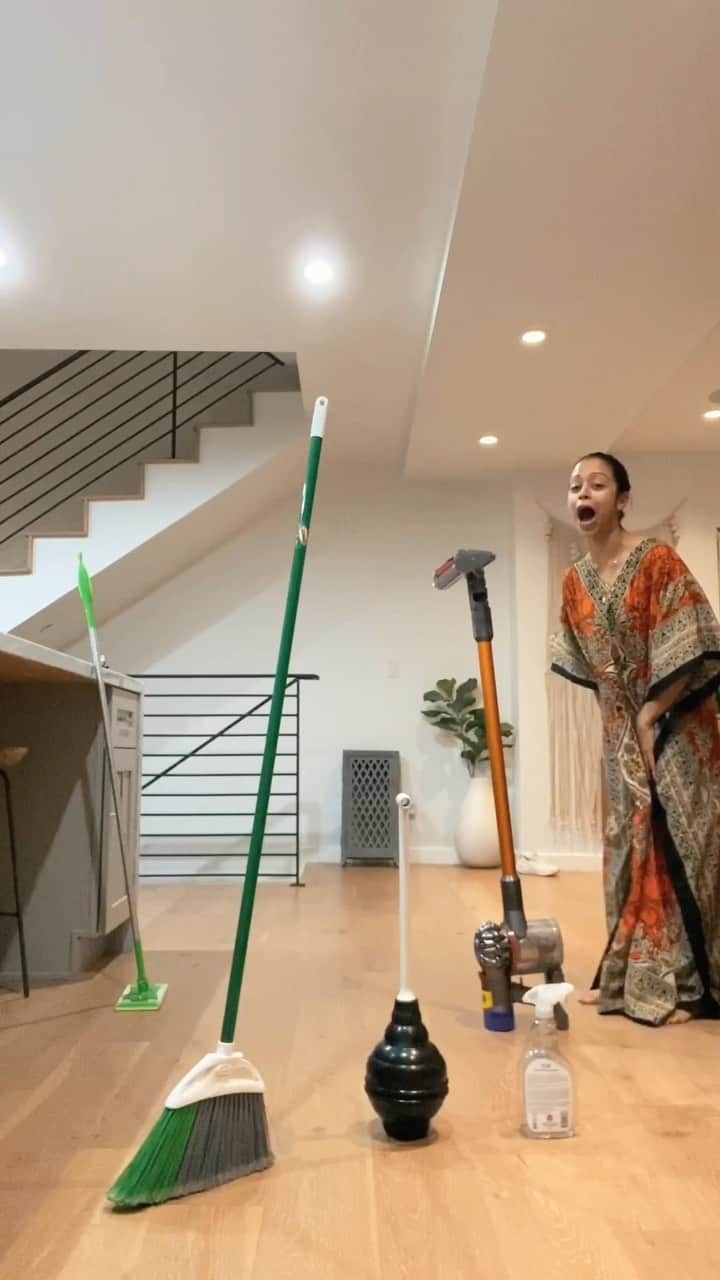 リザ・コッシーのインスタグラム：「Apparently, brooms have always stood up for themselves. Respect.」