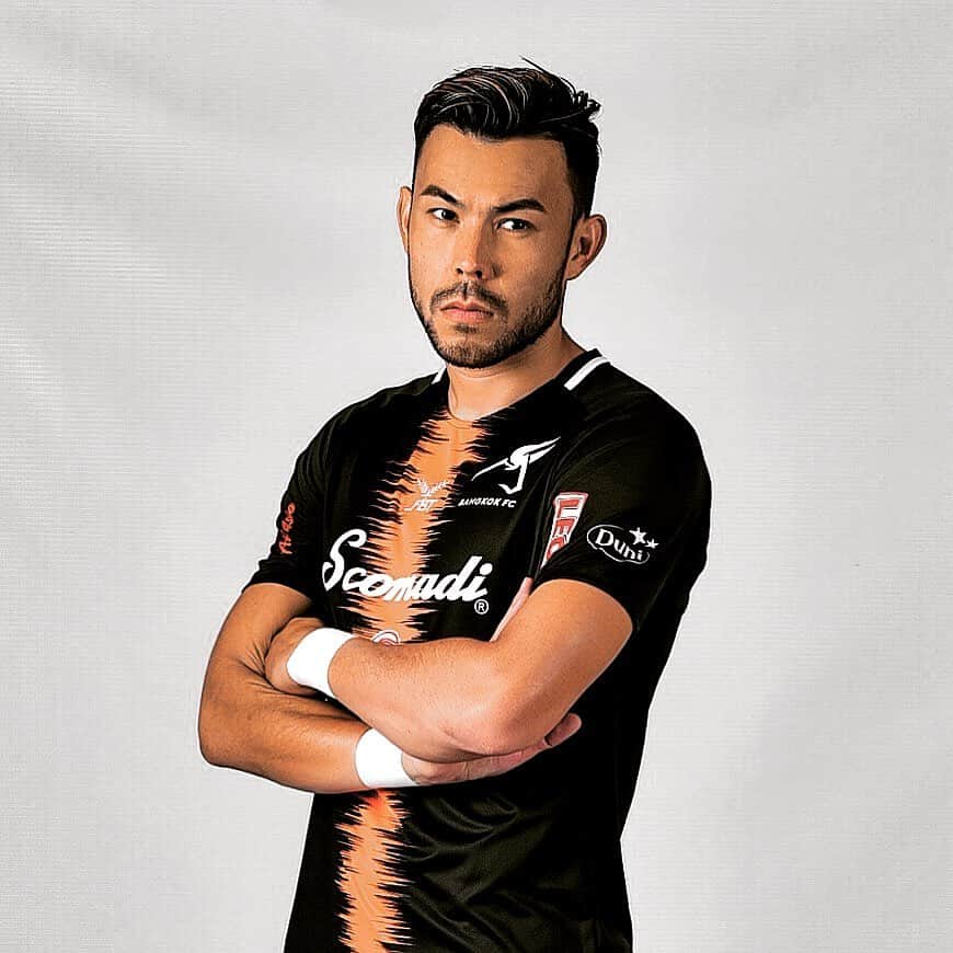 ヴィンセント・ケインのインスタグラム：「Ive got @bangkokfc ‘s back this season, Who’s back you got? Let’s do this!🔥🔥 #gogetit #2020 #bangkokfc #kv11 #vincent #newkit #homejersey #gameface #ready #fbt #scomadi #idemitsu」
