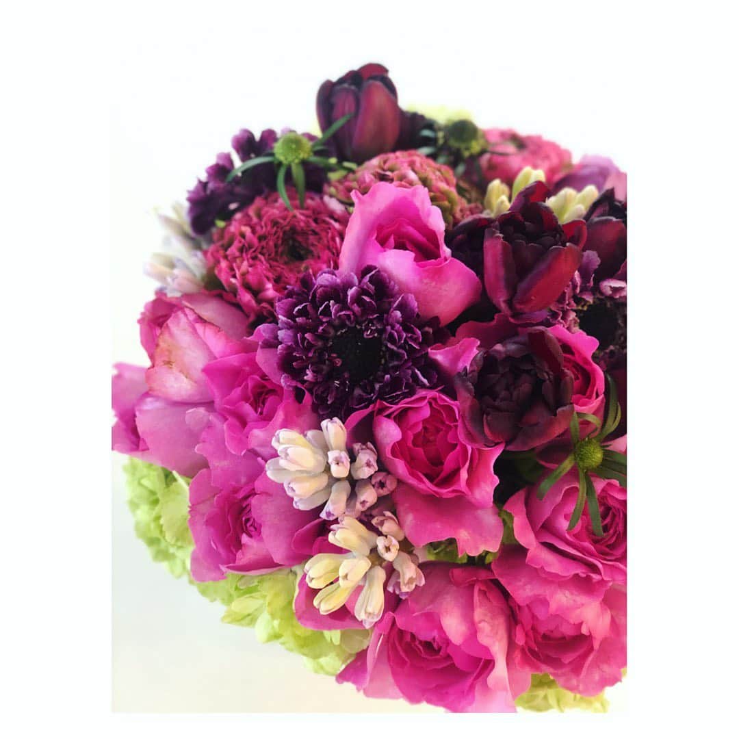 望月理恵さんのインスタグラム写真 - (望月理恵Instagram)「今お部屋に花がたくさん🌸  誕生日、歳は取りたくないですが、 お祝いしてもらうのは嬉しいですね。 #花#花好き#ブーケ#花生活 #誕生月 家に帰ると花の香りが 迎えてくれます。」2月13日 10時00分 - mochiee28