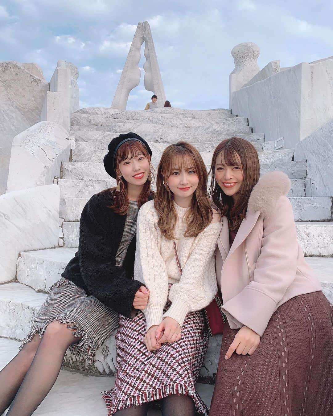 のインスタグラム：「自分でも戸惑うくらいの時差投稿🕐笑 . みんなで広島に行った時の #未来心の丘 🌈💘 まっしろな景色と青空がすごく綺麗で感動した♡ . 投稿しようと思ってたのにタイミング逃して ずっとアップできてなかったので🙇‍♂️笑 . 今の携帯のホーム画面は1枚目の写真です💘 広島ほんとに楽しかったからまた行きたい🌟 . #広島#広島観光#広島女子旅#女子旅 #タビジョ#ドライブ#hiroshima#尾道#尾道観光」