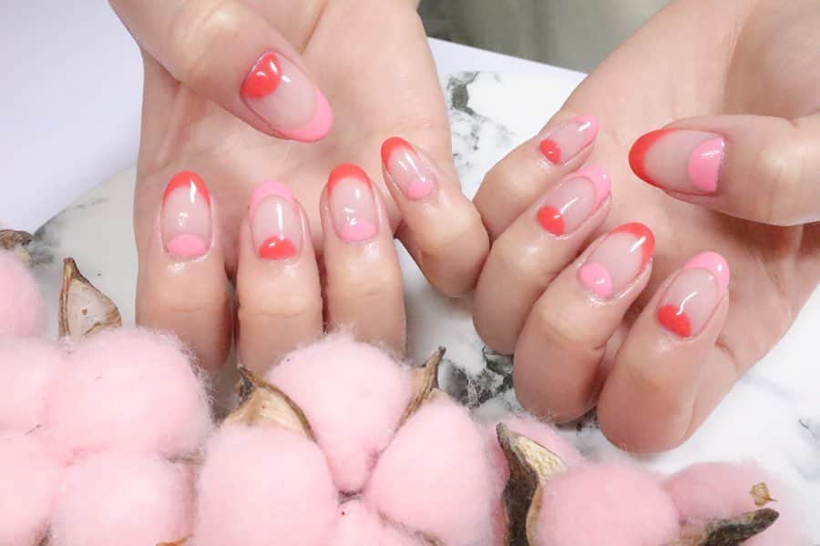 藤川沙弥のインスタグラム：「𓇠𓇢𓇡 𓆸𓆸﻿ ﻿ もう春はそこまで🌷👗﻿ な、お気分なので﻿ ぴんくにしちゃいました💗﻿ ﻿ コーラルオレンジと２色で﻿ 太めのダブルフレンチが﻿ 綺麗めになりすぎず﻿ カジュアルでかわいい⸝⸝⸝⸝🧏🏻‍♀️💕﻿ ﻿ @harupy_nail は 大阪or神戸です📍﻿ ご予約はDMしてみてね✉️﻿ ﻿」