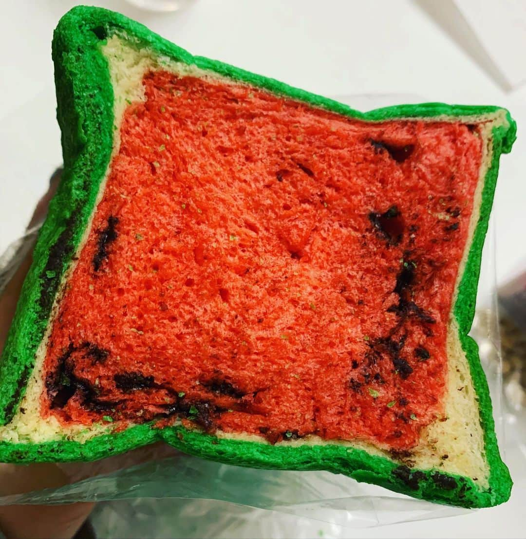 樋口新葉のインスタグラム：「頂いたスイカパン。。。🍉🍉🍉 ・ ・ 食べる勇気はなかった。。。 細かいところまでスイカにこだわってしっかり再現されている、すごい🧐 ・ ・ #インスタ映え するみたいなので写真撮ってみました🙃 どうですか？？」