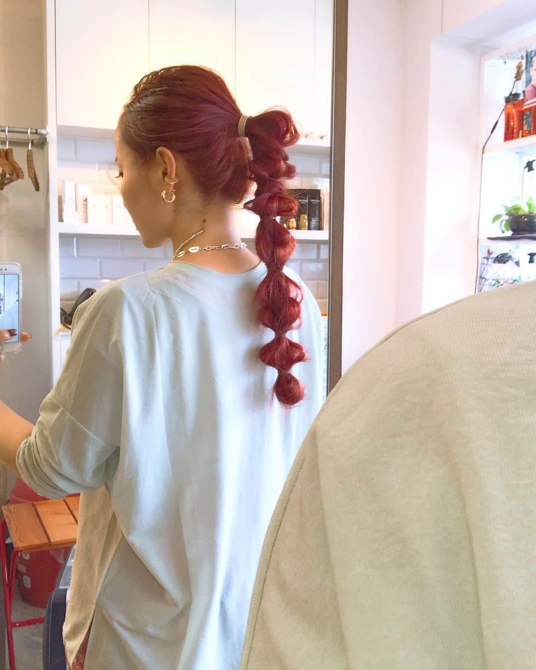 井上花実のインスタグラム：「🍅🍎🍒🍓🍉🌶👩🏻‍🦰🧑🏻‍🦰 久しぶりにパンチの効いた赤🥊💥💓 いつもは年中ピンク 自分の髪は明るい暖色が好き🧞‍♀️ : #hair#haircolor#redhair#redhaircolor#髪#髪色#暖色系カラー#暖色カラー#赤毛#赤髪#ヘアカラー#春カラー#ヘアアレンジ#赤毛のアン #ヘアアレンジ簡単#セルフアレンジ#ひとつ結び#ポニテ#ポニーテール#ポニーテールアレンジ#玉ねぎヘアー#編み込み#ネジネジ #三つ編み#天パ#三つ編みアレンジ#pinkhair#ピンクヘアー」